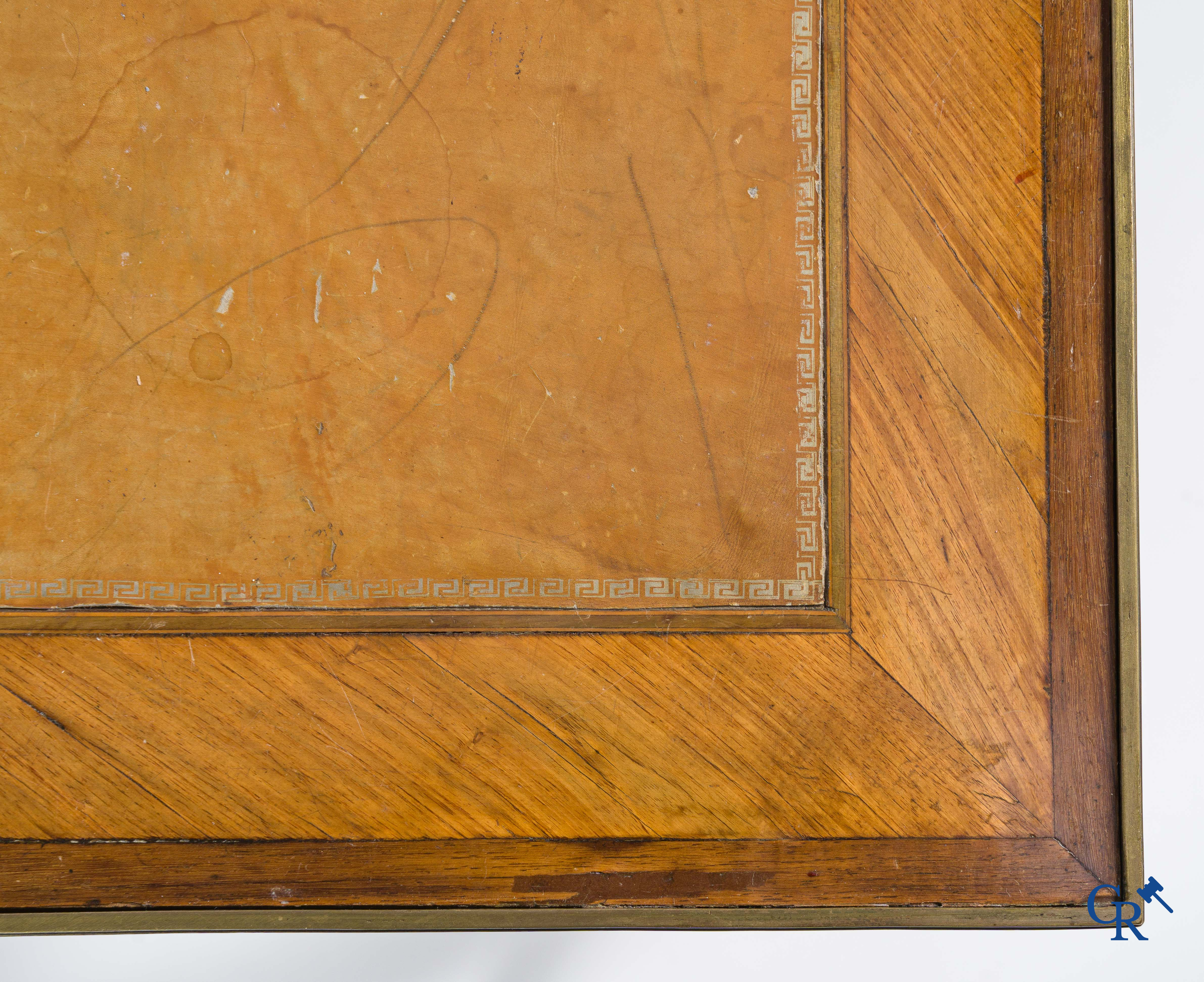 Lodewijk XVI-periode. Platte bureau met 4 laden in rozenhout fineer en marquetterie. Eind 18e eeuw.