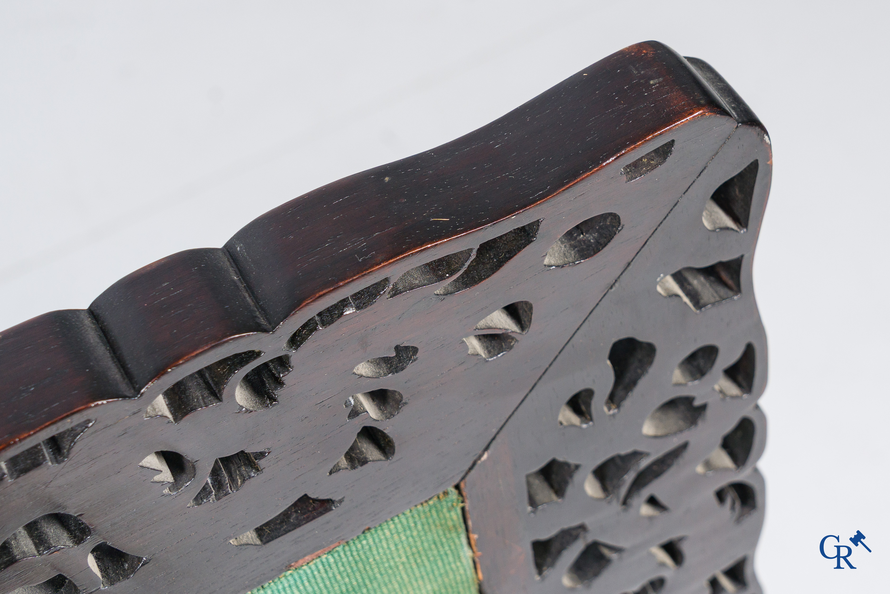 Aziatica, een grote spiegel in gesculpteerd Chinees hardhout. 19e eeuw.