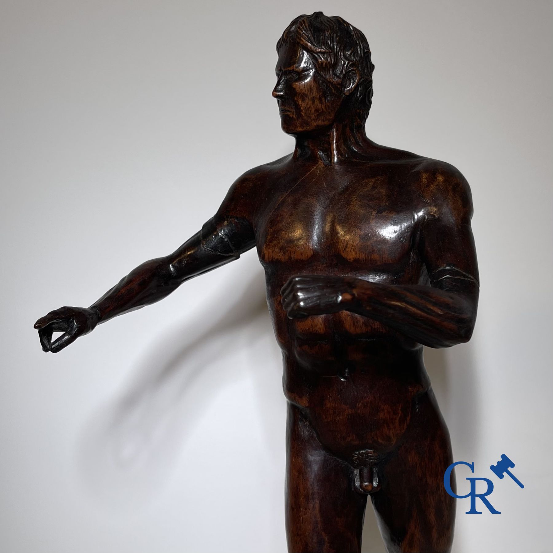 Un modèle d'un homme debout en bois sculpté. Allemagne ou Italie, XVIIIe-XIXe siècle.