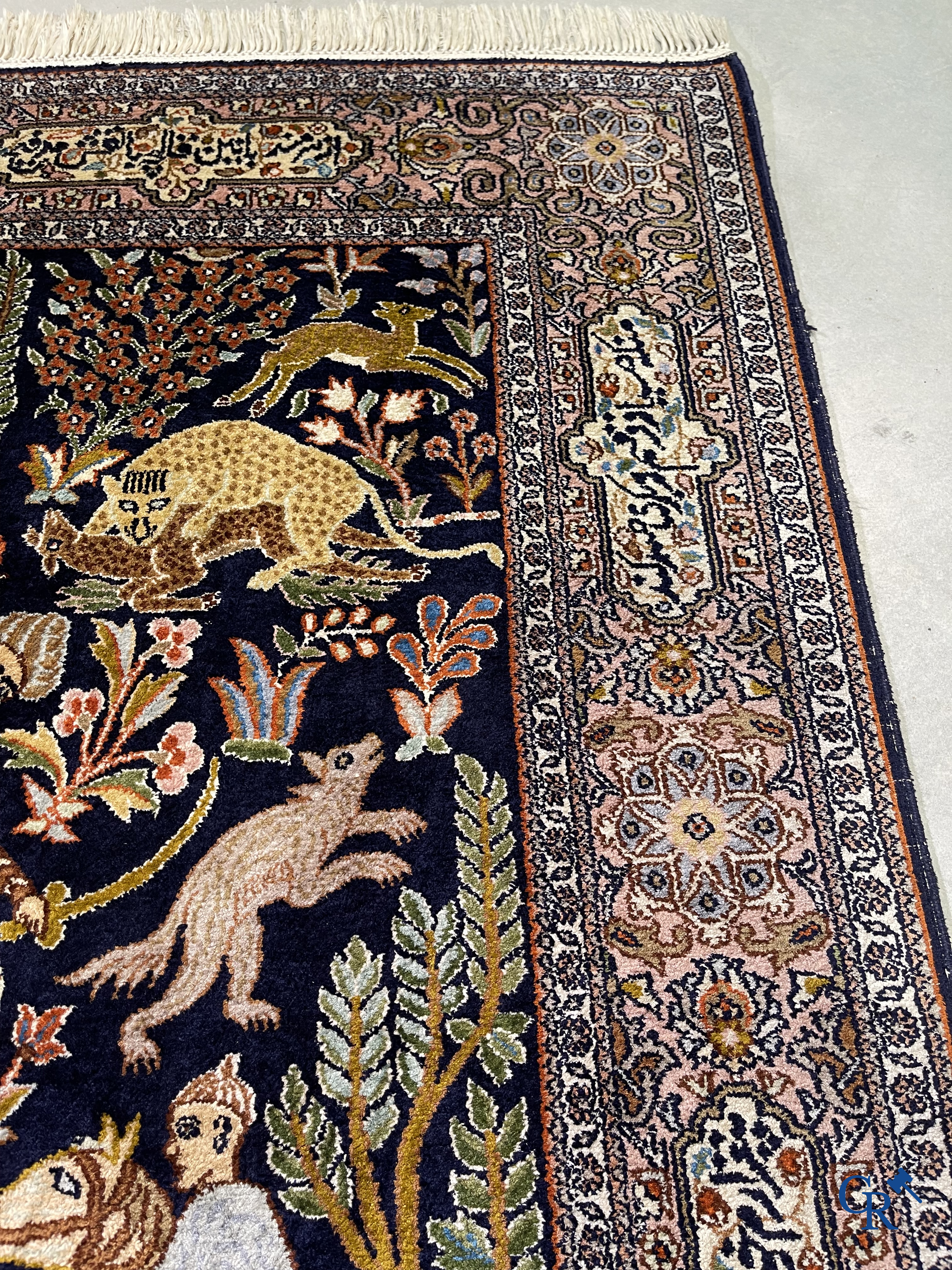 Tapis d'Orient. Iran. Un tapis persan finement noué à la main en laine et soie avec des chasseurs à cheval et des inscriptions.