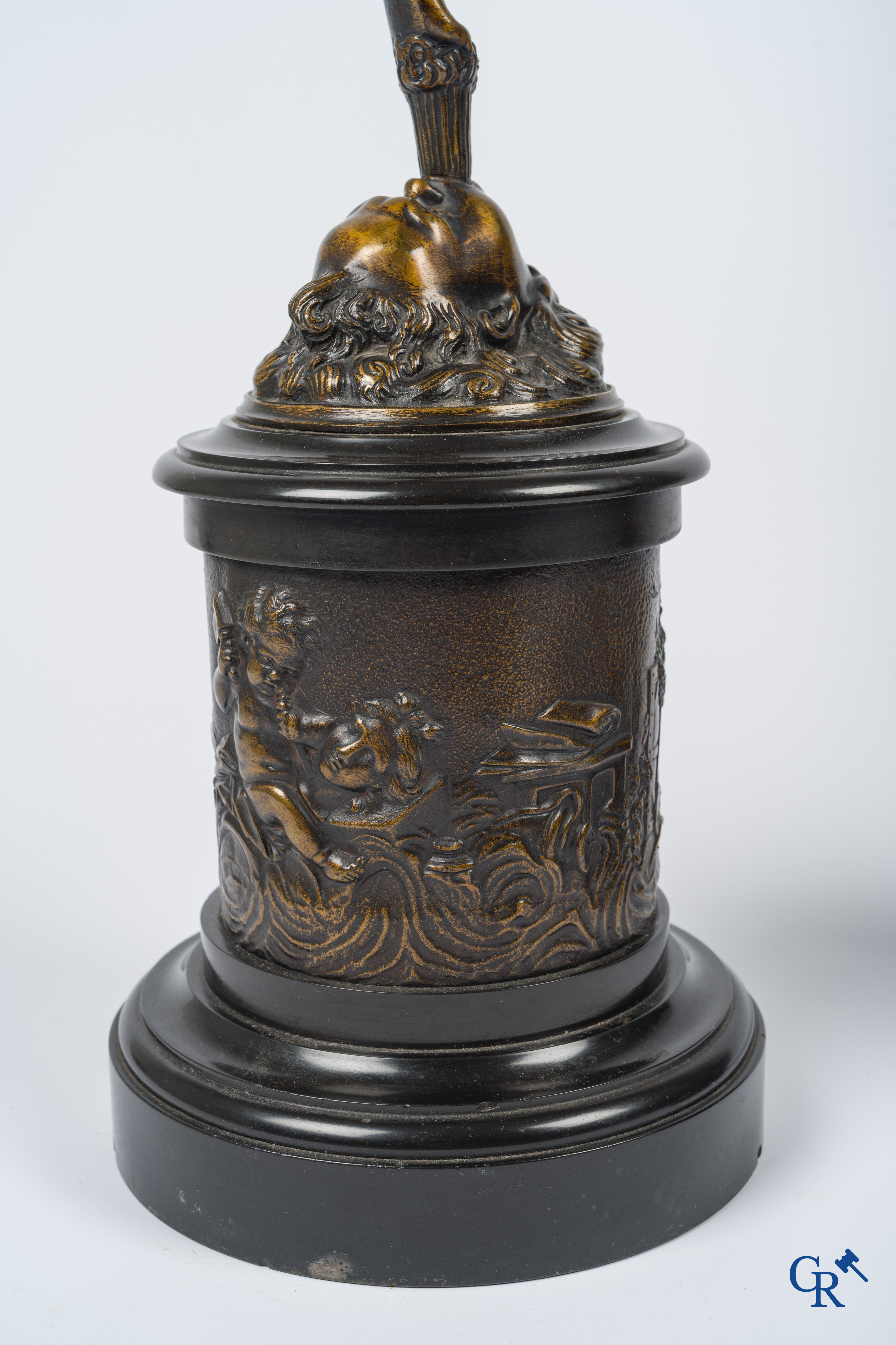 Paire d'importantes statues à l'antique en bronze d'après un modèle de Jean De Bologne.