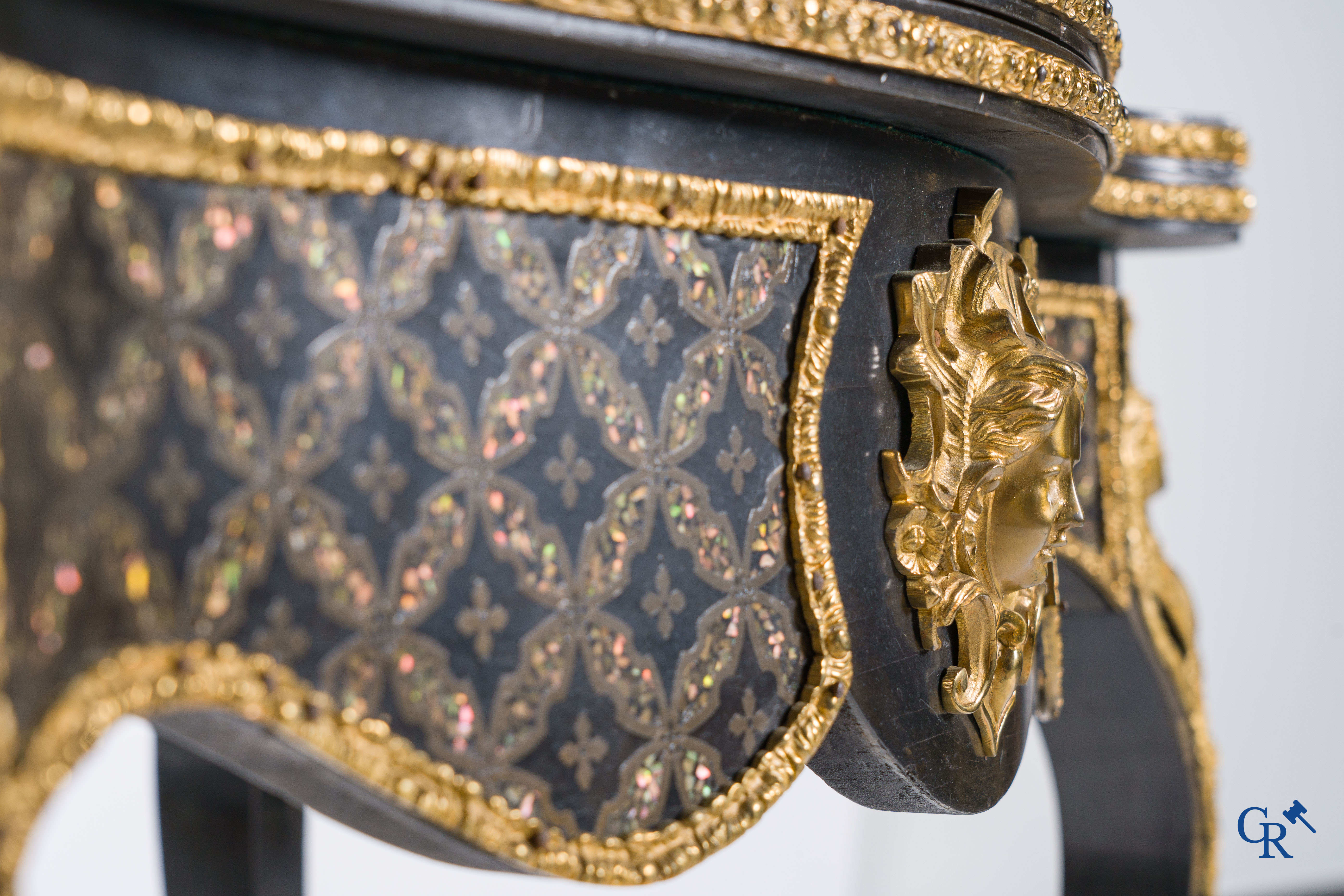 Une table à jeu avec des bronzes finement ciselés et dorés avec du marquetterie de cuivre et de nacre. Circa 1880.