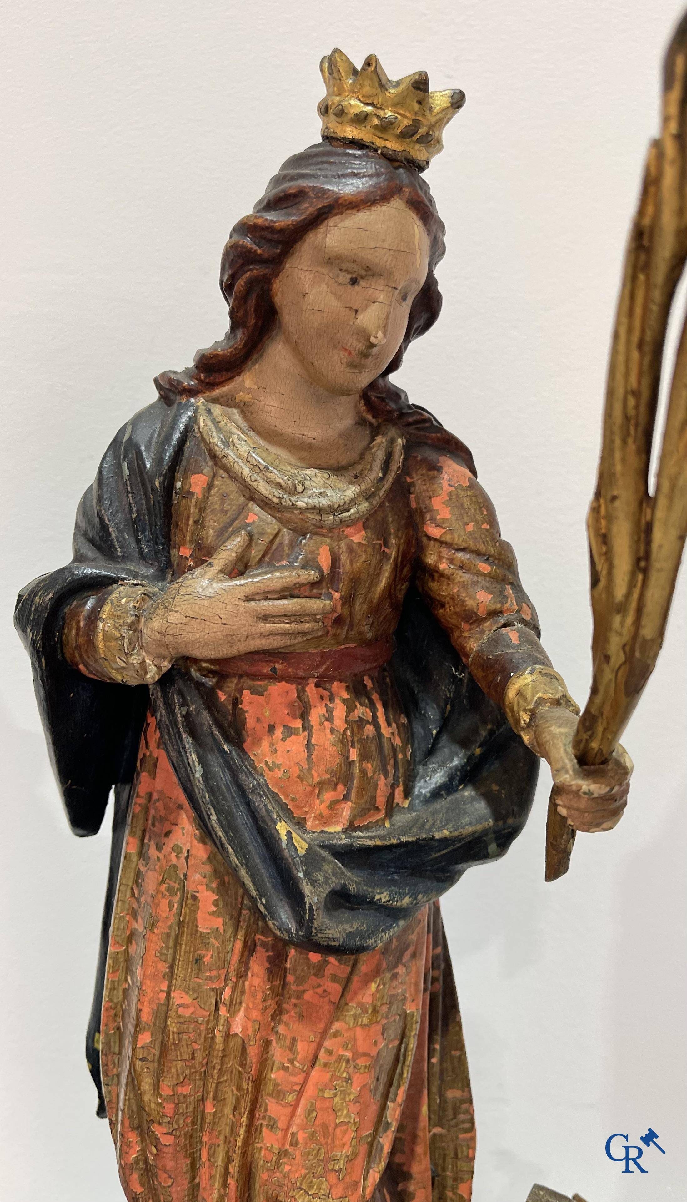 Religieuze objecten, 3 antieke hout gesculpteerde voorstellingen van St. Catharina. 18e-19e eeuw.