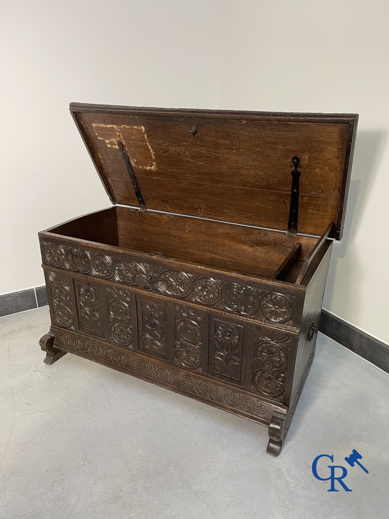 Furniture: Large sculpted oak chest. England, dated 1810.