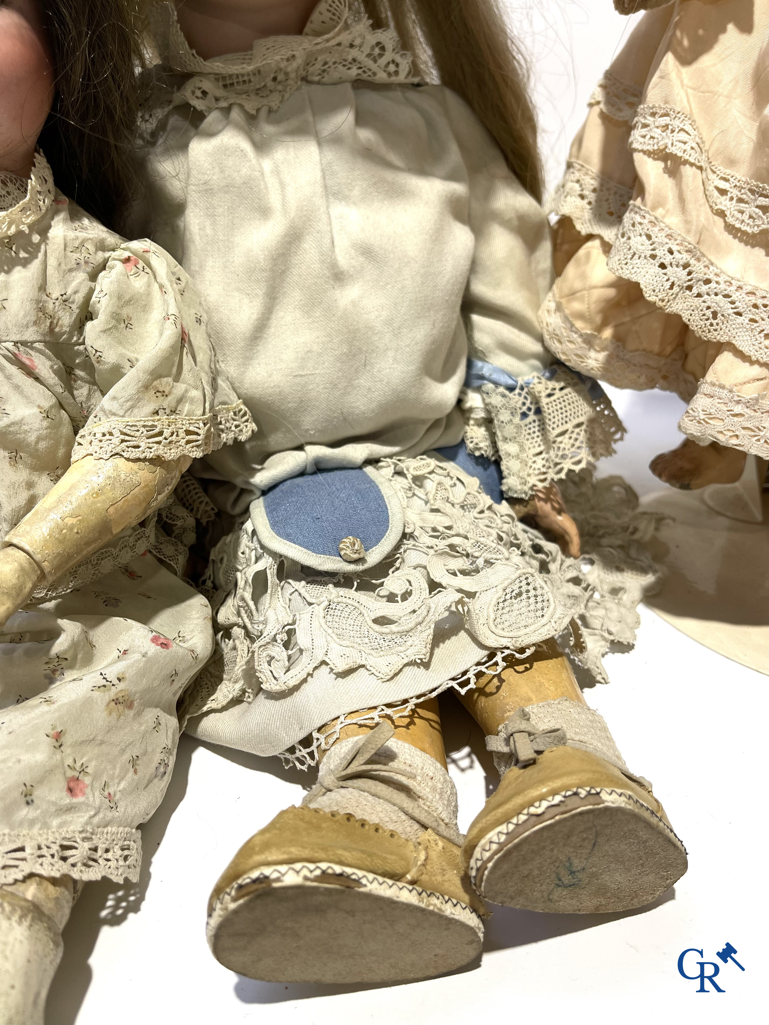 Vieux jouets, lot de 4 poupées anciennes avec tête en porcelaine, attributs de poupée, vêtements et autres.