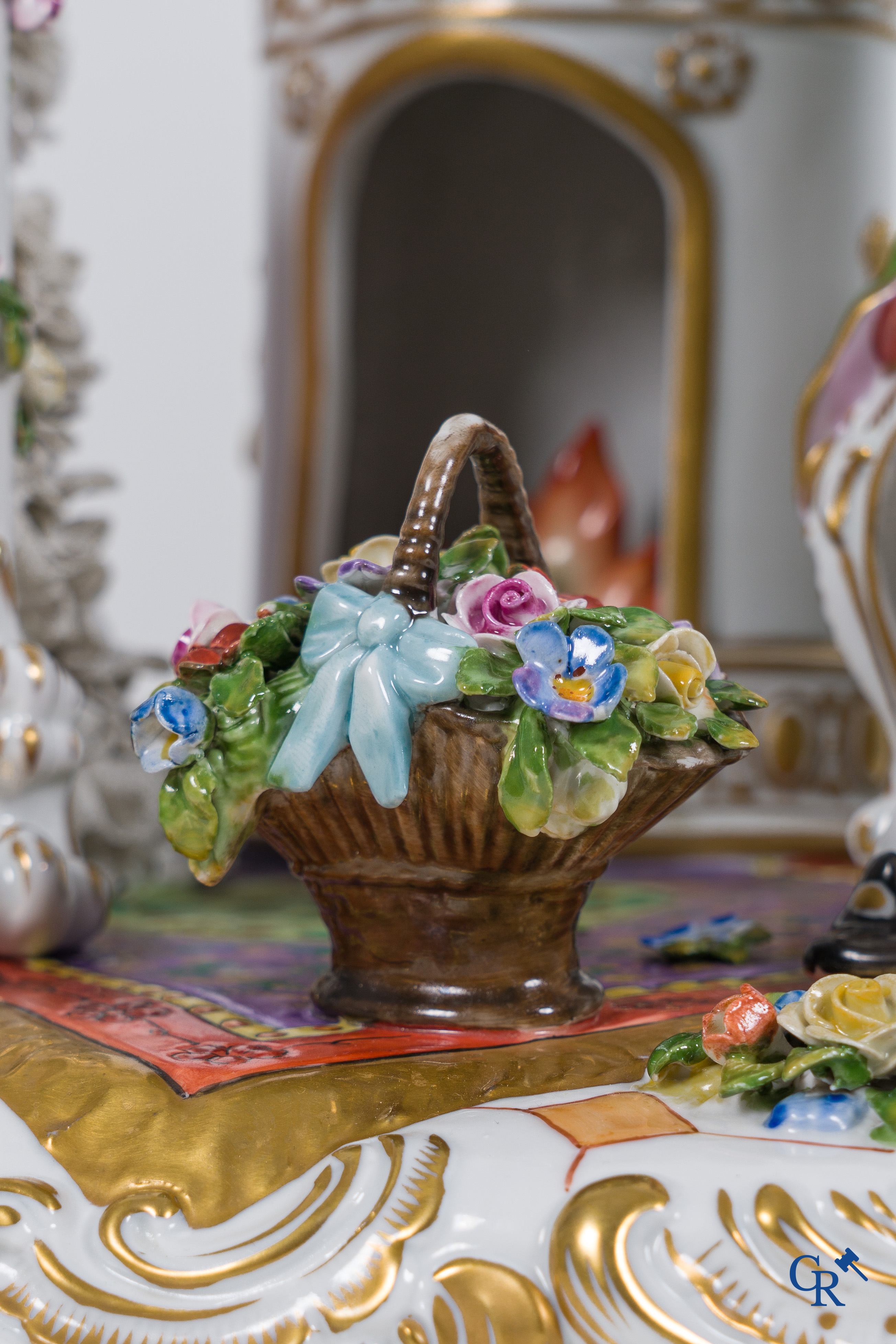 Volkstedt Rudolstadt, Grand groupe en porcelaine en dentelle, joueuse d'harpe dans un intérieur richement décoré. Marqué.