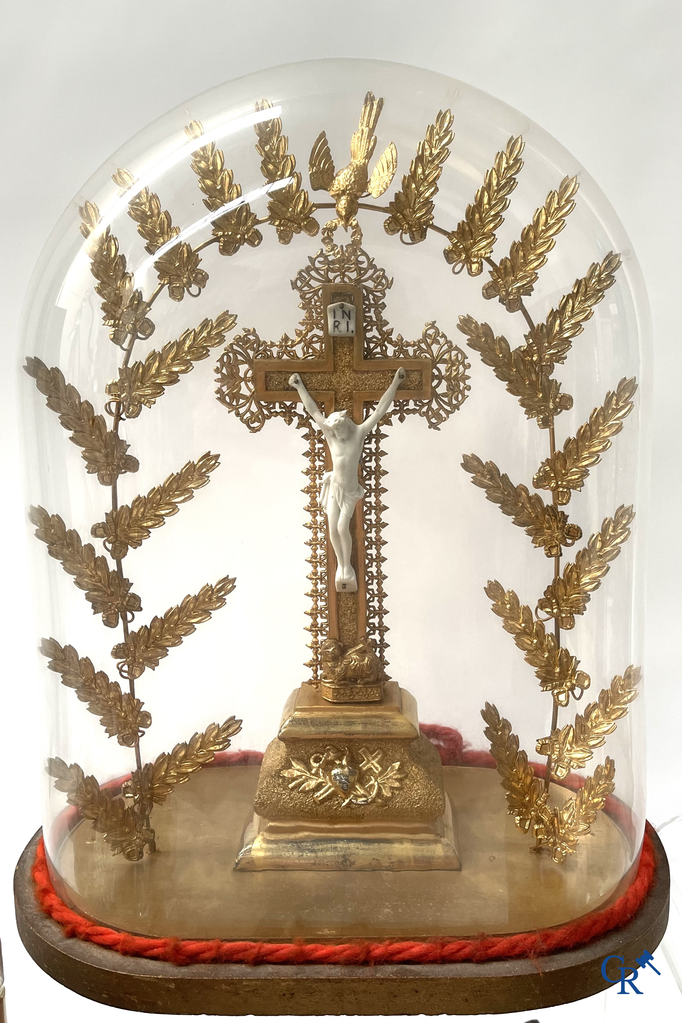 Un grand lot de brocante, y compris Royal Dux, statues en biscuit, porcelaine, globes, statues en régule, lampe de table, lustre, etc.