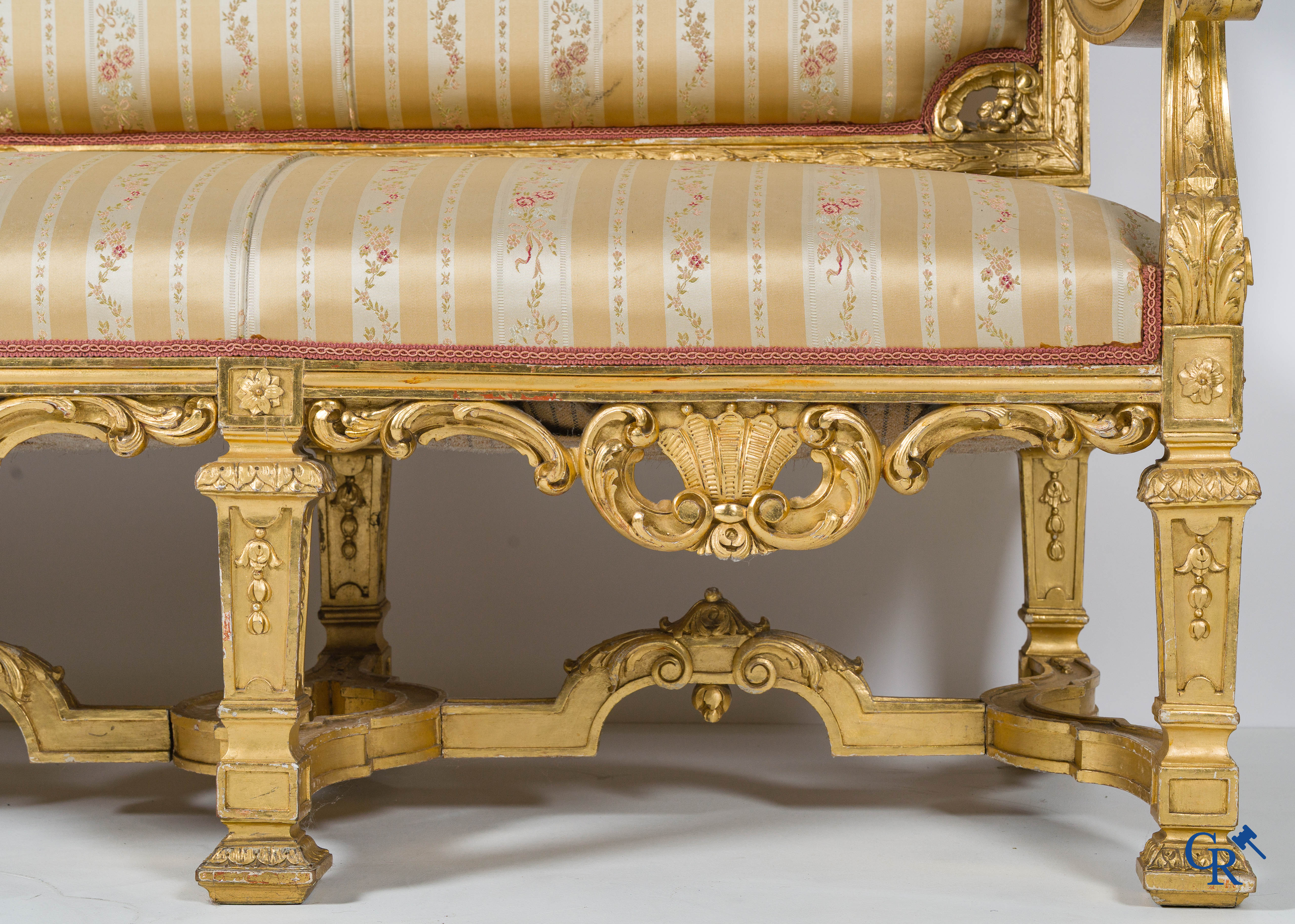 Napoleon III-periode. Een imposante 5-delig rijkelijk hout gesculpteerde en vergulde salon. Circa 1880.