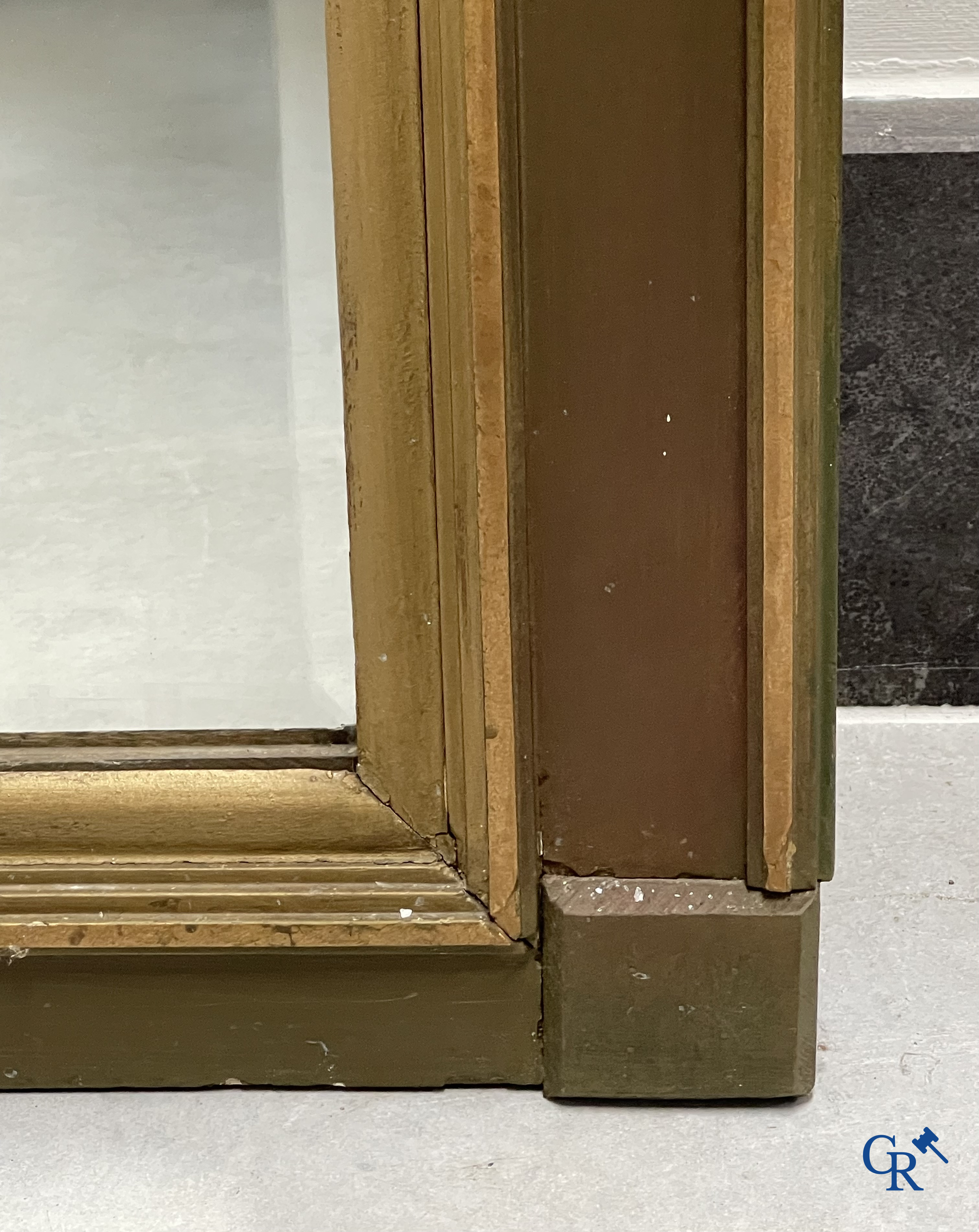 Un grand miroir de cheminée patiné avec un dragon. Vers 1900.