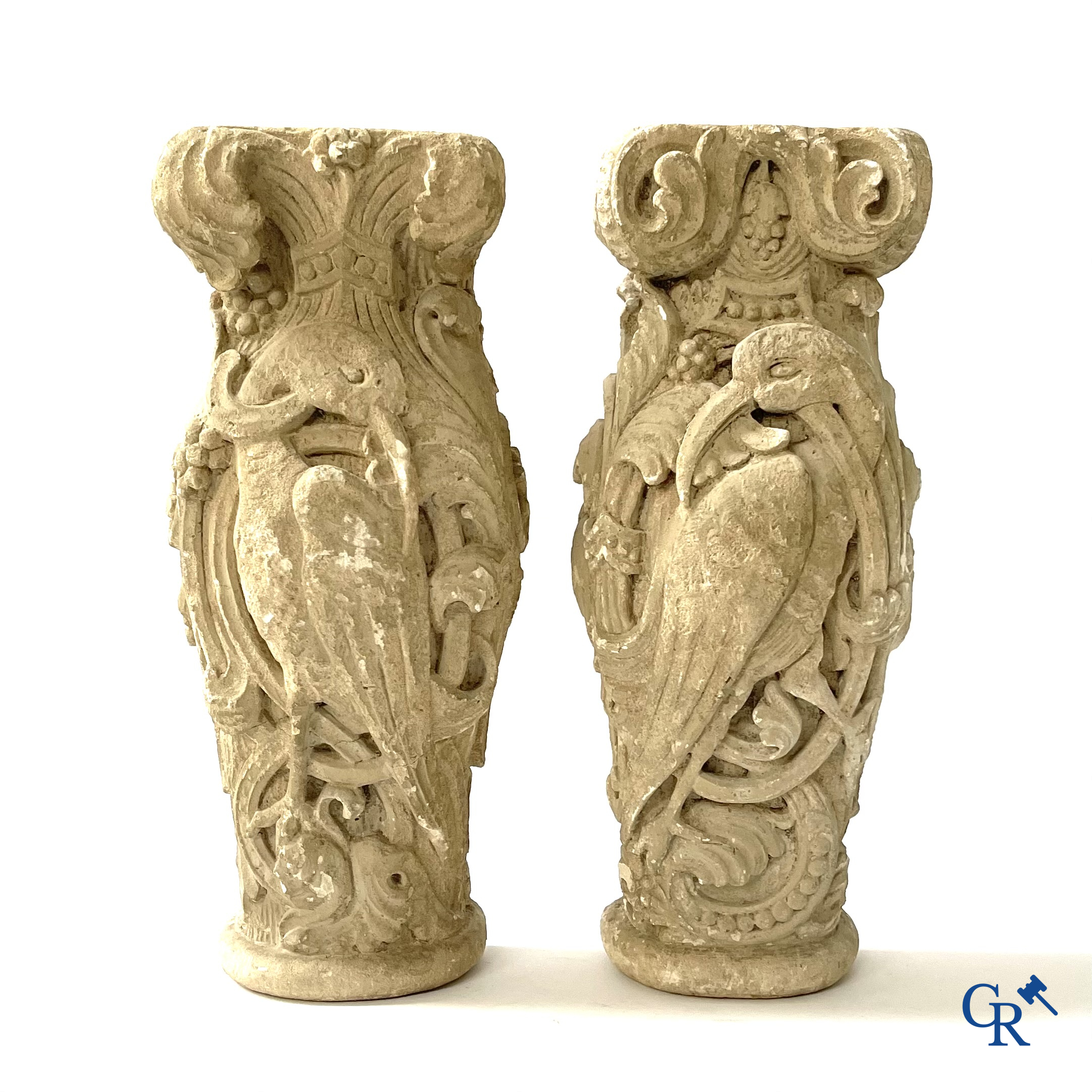 Paar gebeeldhouwde kalkstenen kapitelen. Frankrijk, hoogstwaarschijnlijk Champagnestreek, XIIe eeuw.