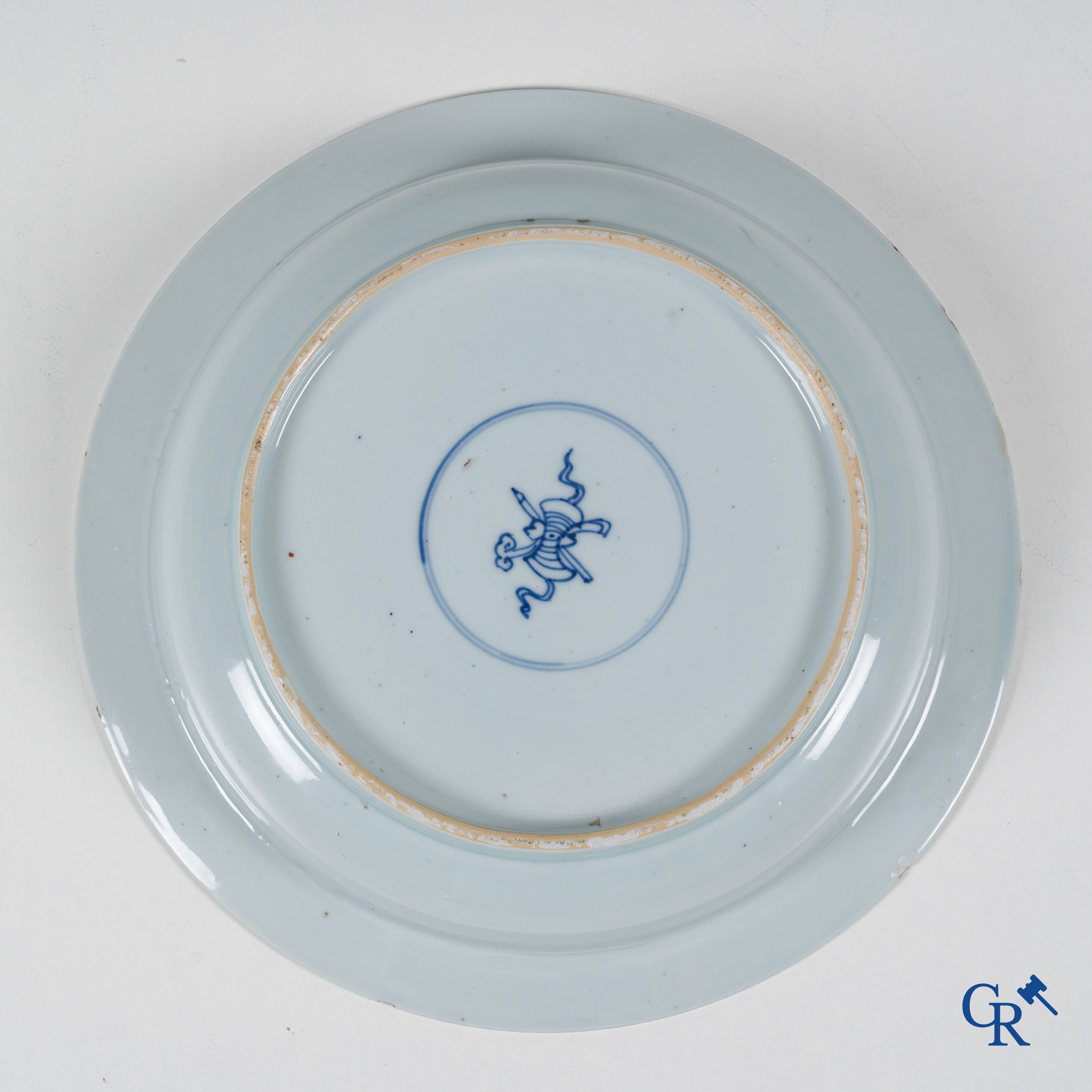 Art Asiatique, porcelaine chinoise. Une paire de plats en porcelaine bleue et blanc avec des dames. Période Kangxi/Yongzheng. 