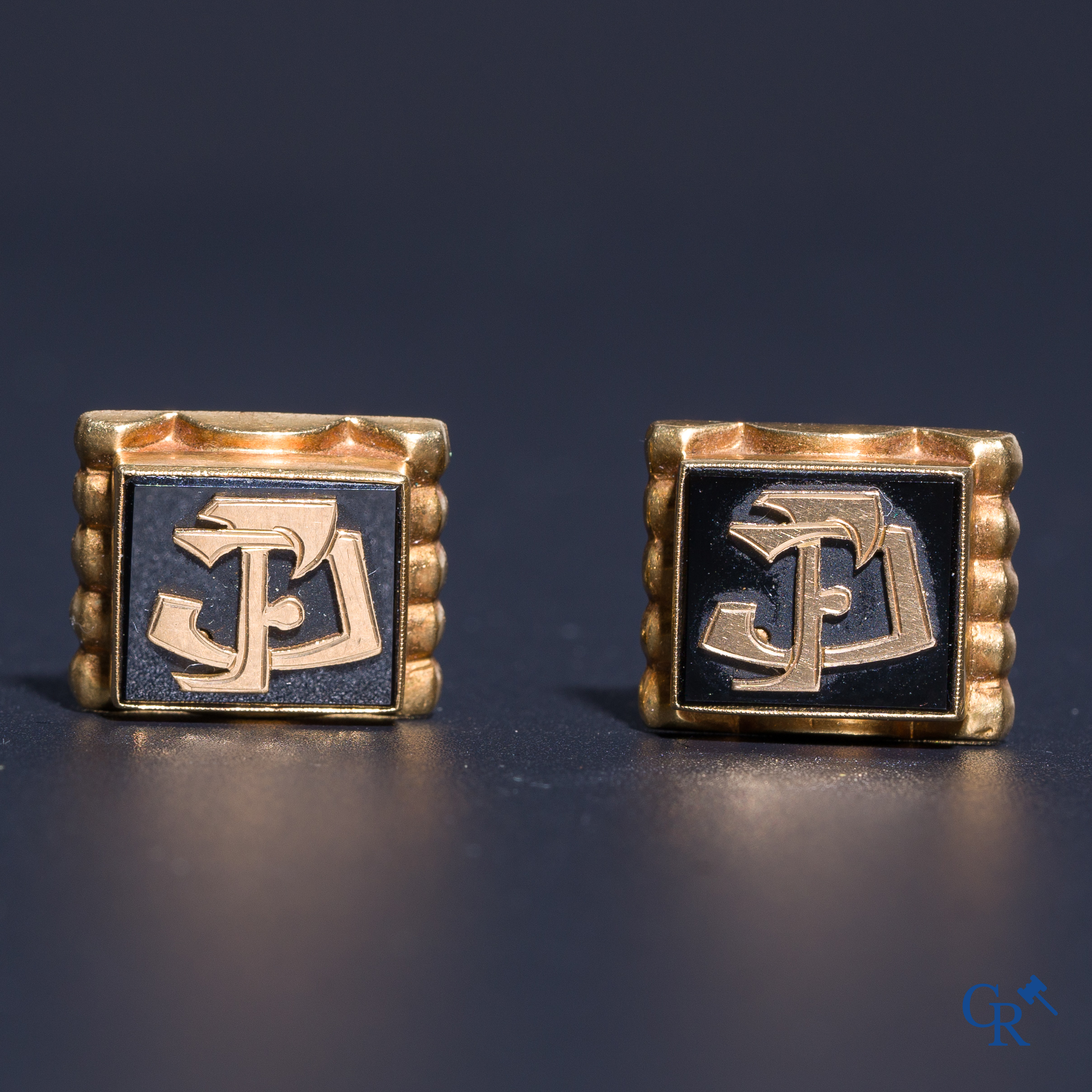 Jewellery: A Chevalière and a pair of cufflinks in gold 18K (750°/00) and onyx.