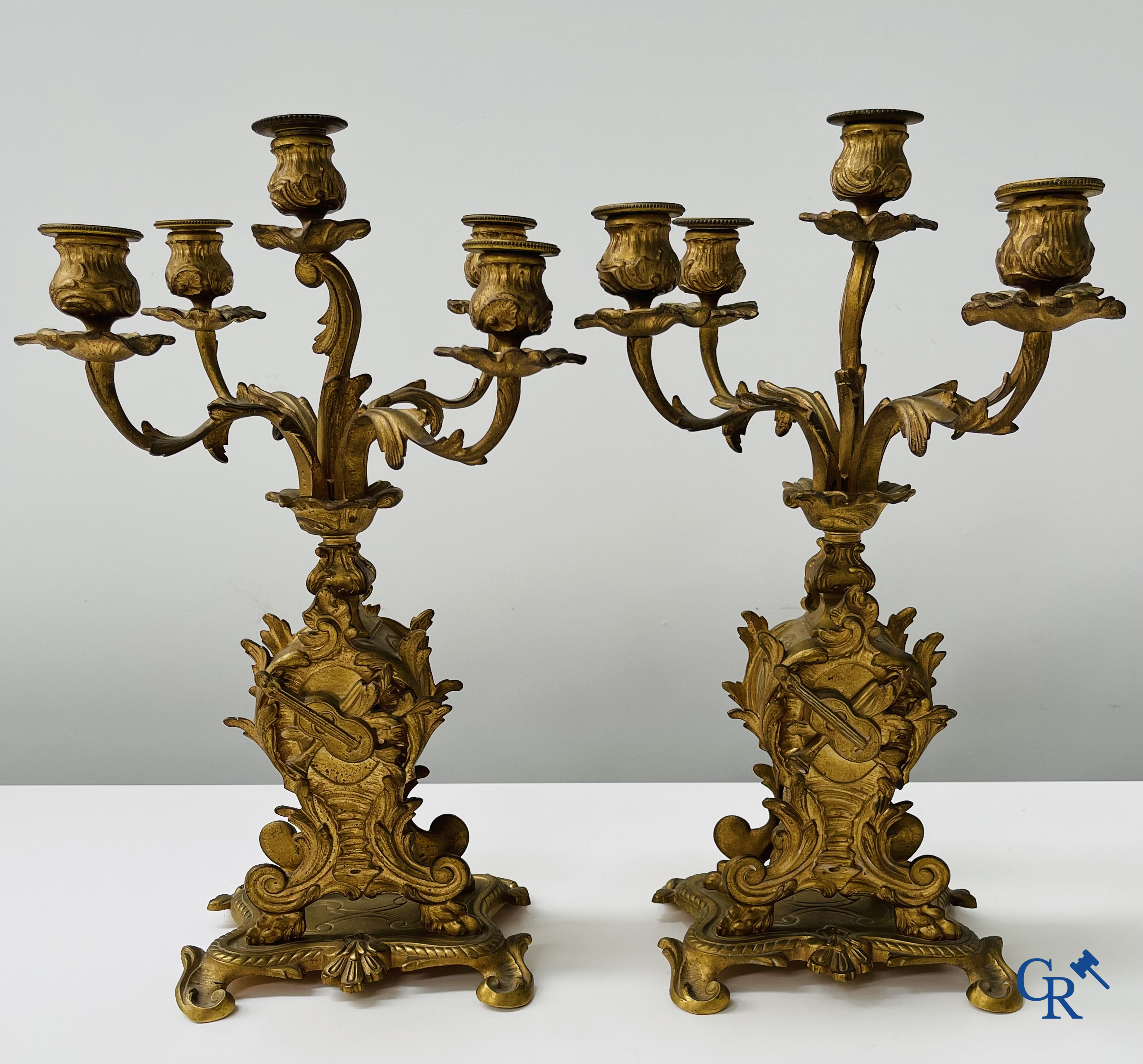 Garniture de cheminée en bronze doré. Cadran en bronze avec chiffres romains émaillés. Style LXV. Vers 1900.