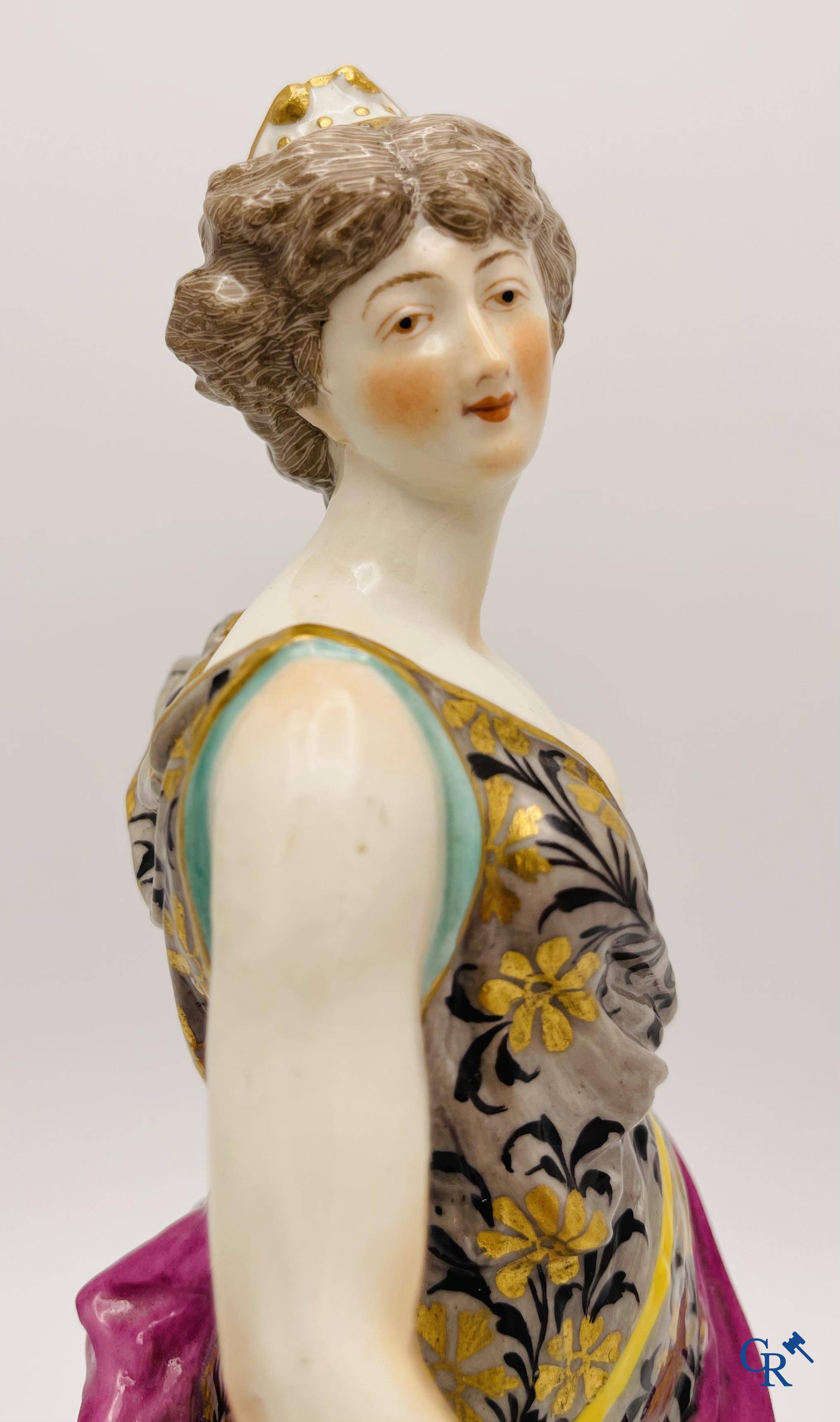 Une paire de figurines en porcelaine polychrome dans le gout de Meissen.