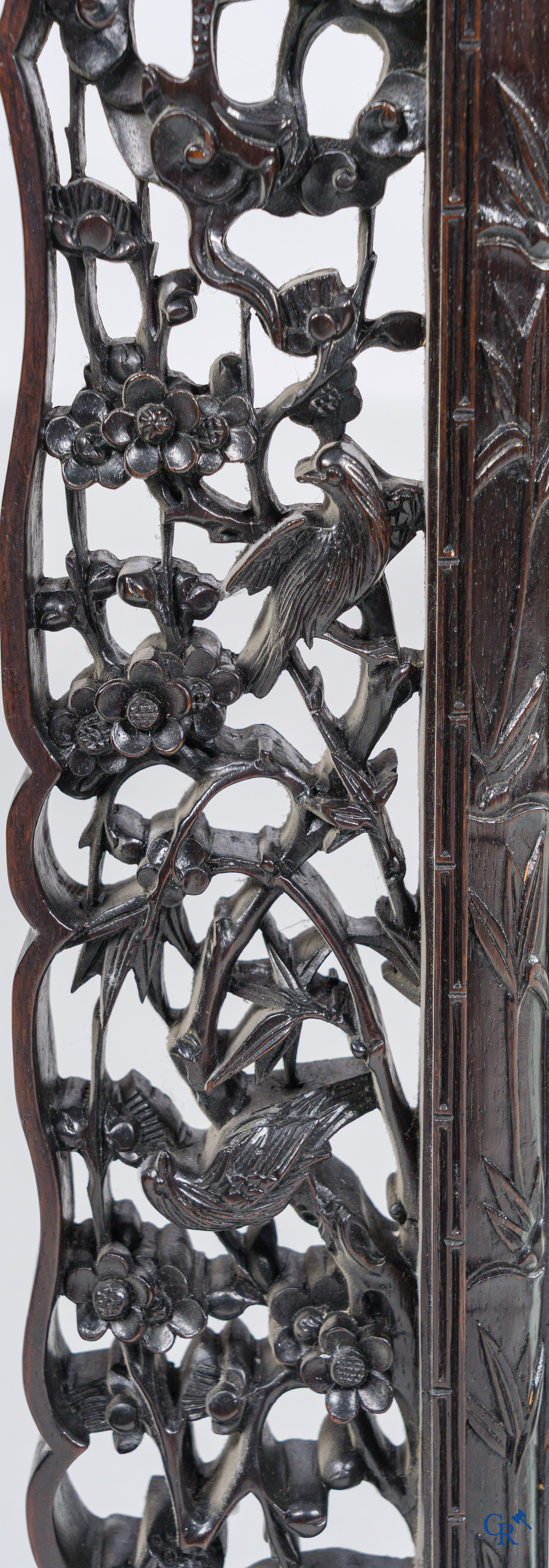 Aziatica, een grote spiegel in gesculpteerd Chinees hardhout. 19e eeuw.