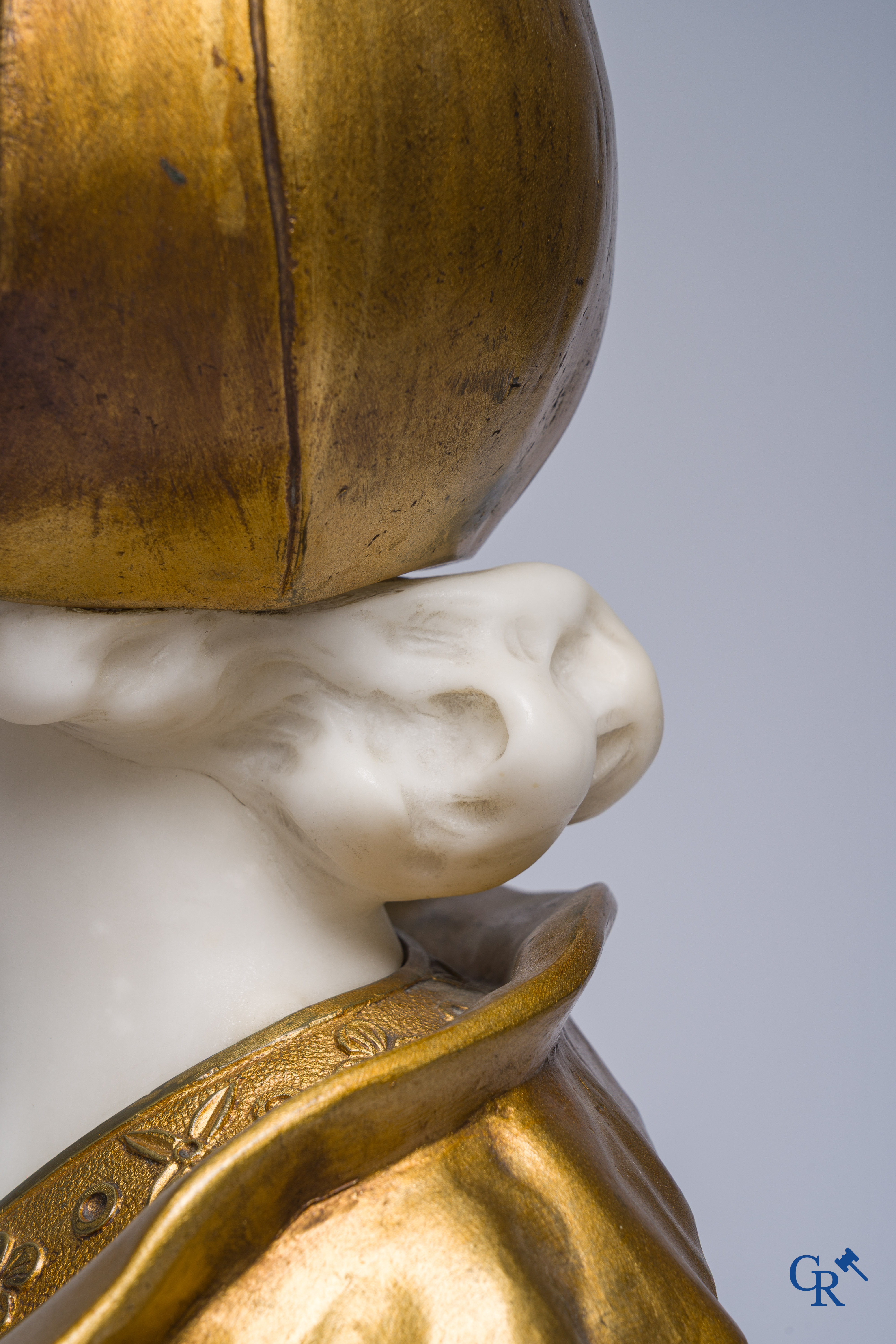 Un buste d'une dame noble en bronze et marbre. Vers 1900.