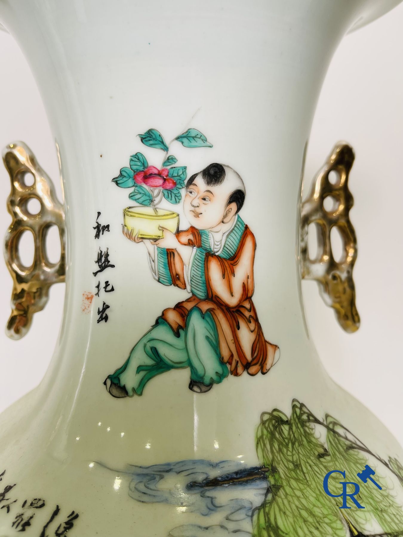 Porcelaine chinoise: Une paire de vases chinois au double décor.