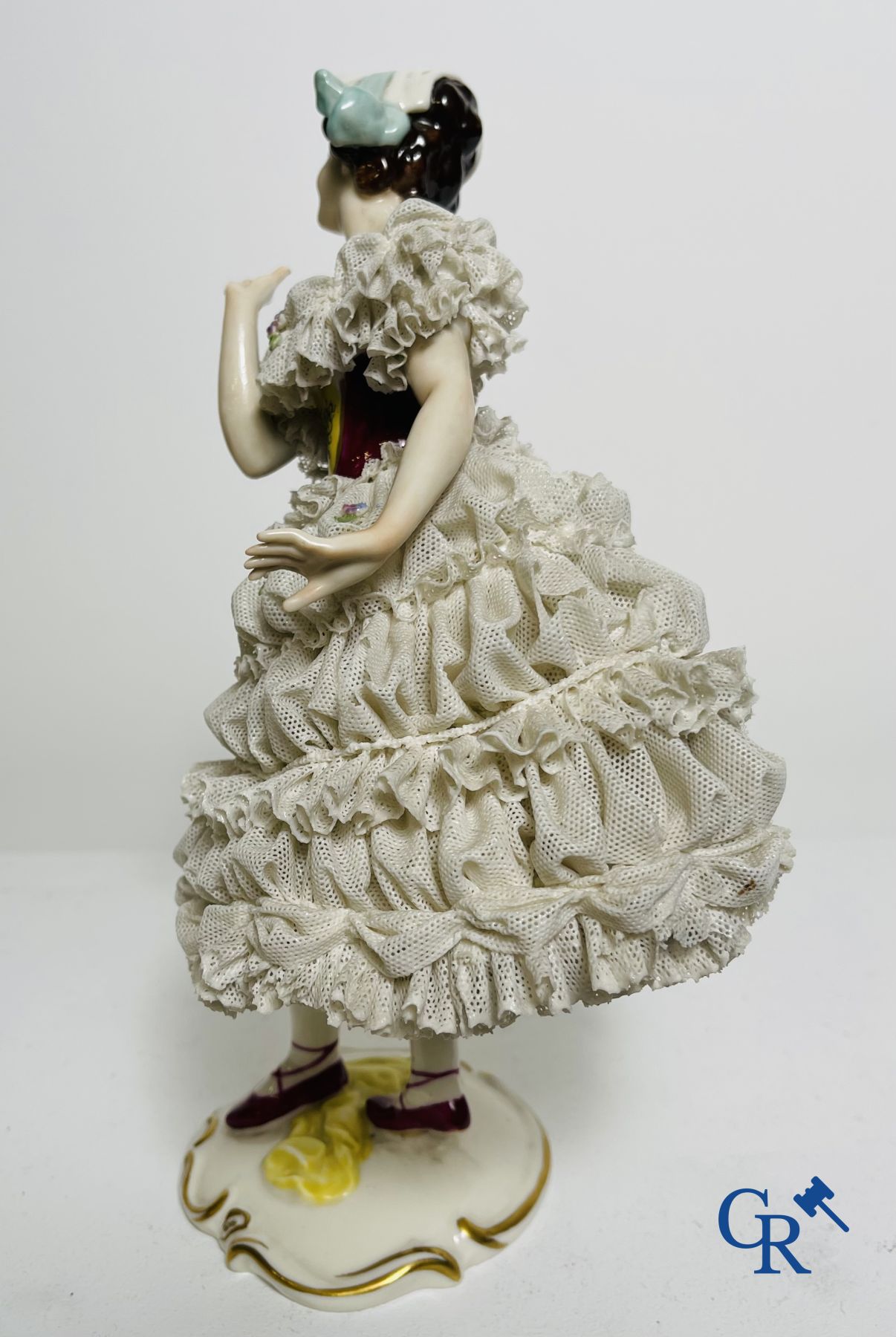 Volkstedt Rudolstadt: Voorstelling van een danseres in dentelle. (lace porcelain)