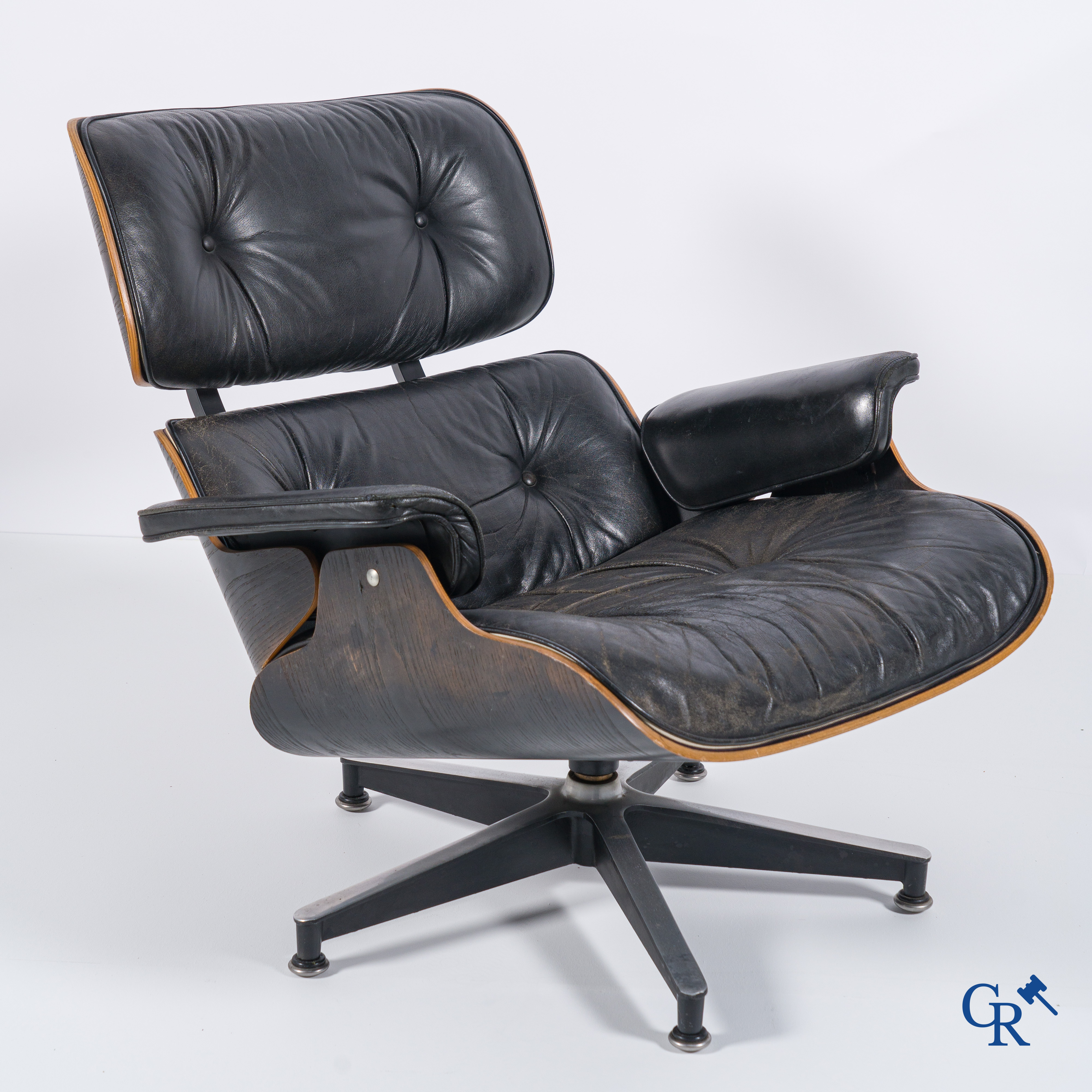 Charles & Ray Eames (1907 - 1978). Edition Herman Miller, Chaise longue et son Ottoman.