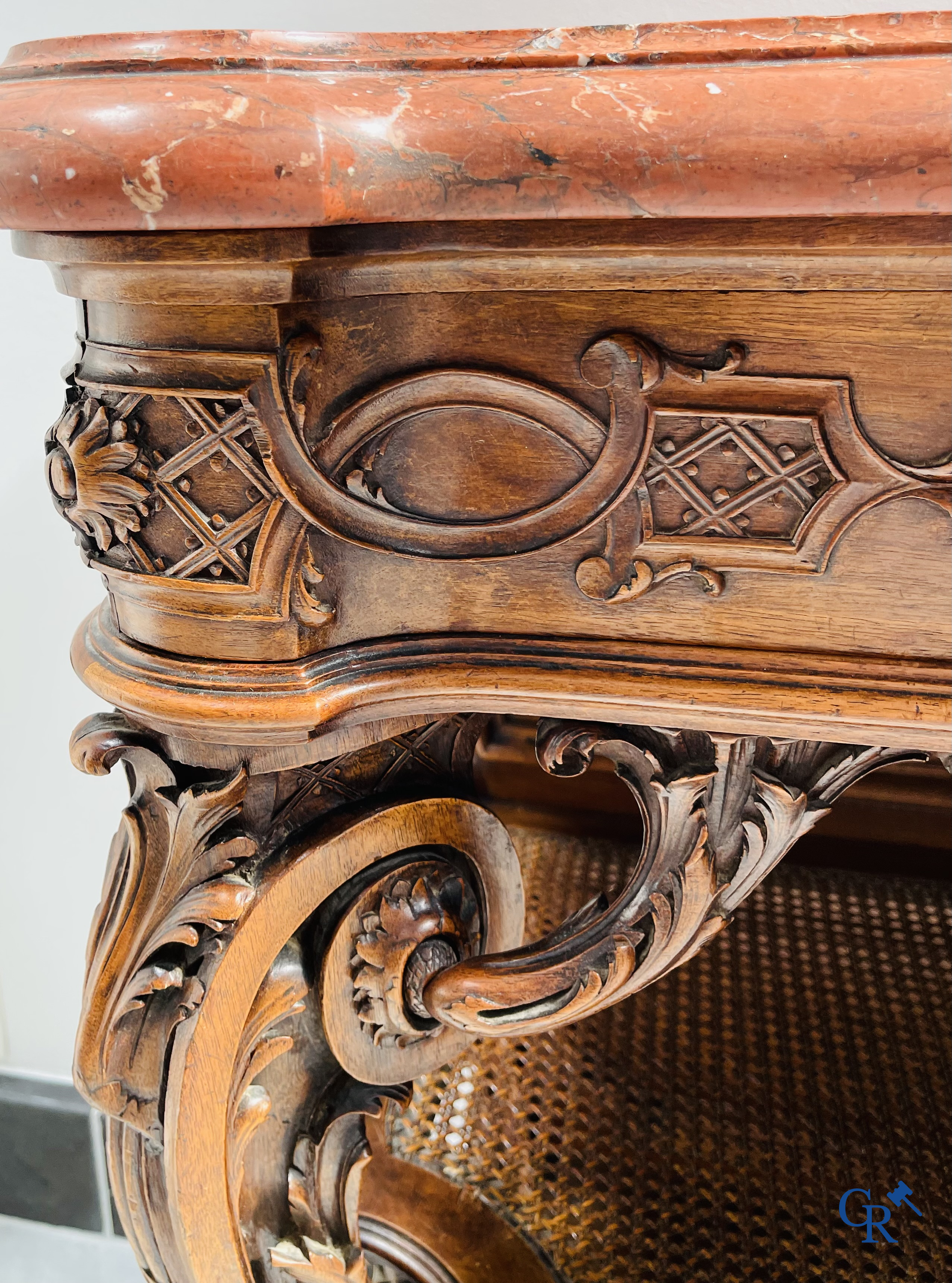 Maison Roll, 42, Rue Faubourg St. Antoine Paris. Een uitzonderlijk desserte meubel in gesculpteerd notelaar. LXVI-Stijl.