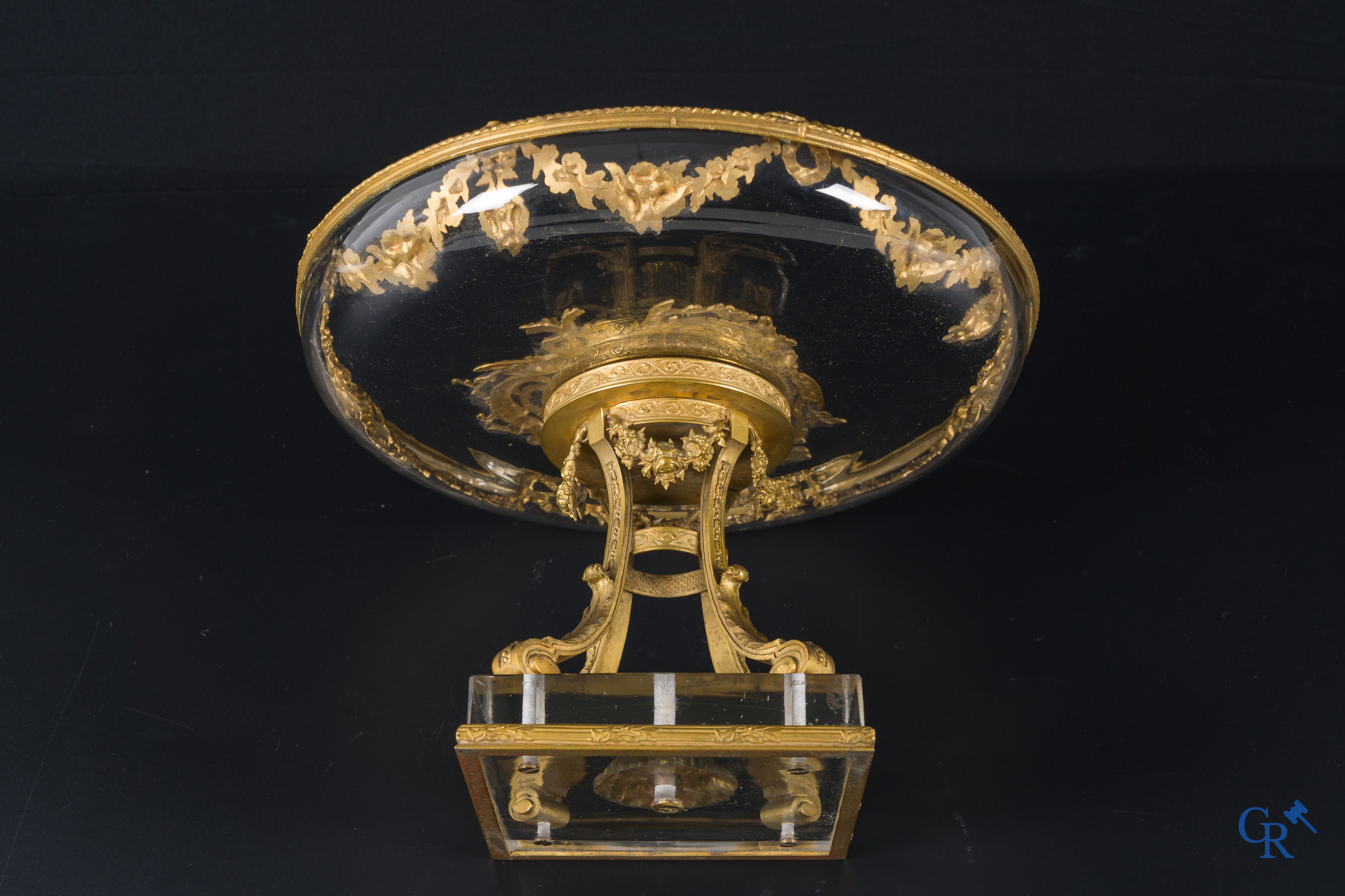 Exceptionel milieu de table en bronze finement doré, émail de Limoges et cristal. Vers 1920.