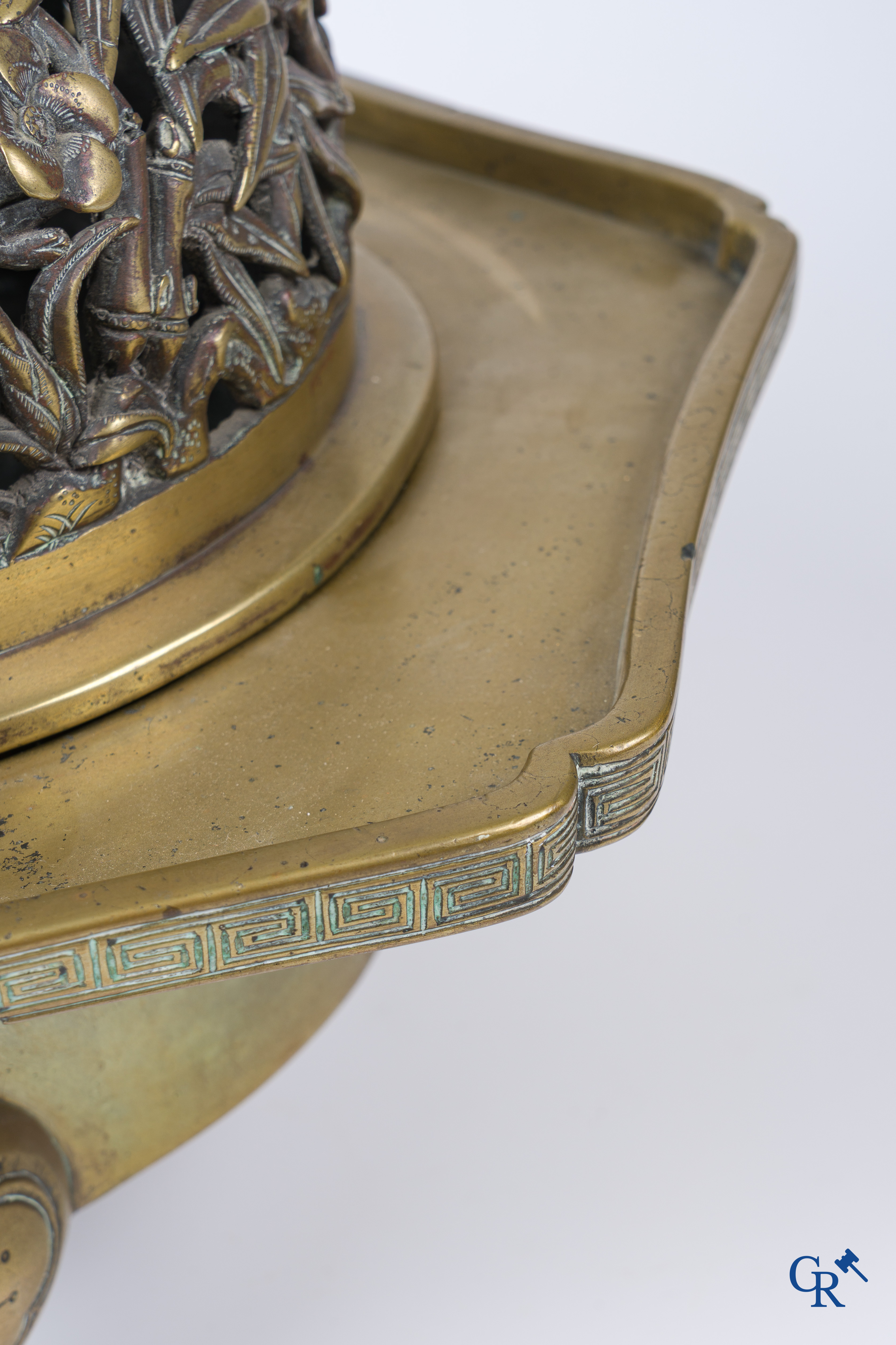 Aziatica. Een grote 3-potige en gedecoreerde bronzen wierookbrander. China 18e-19e eeuw.