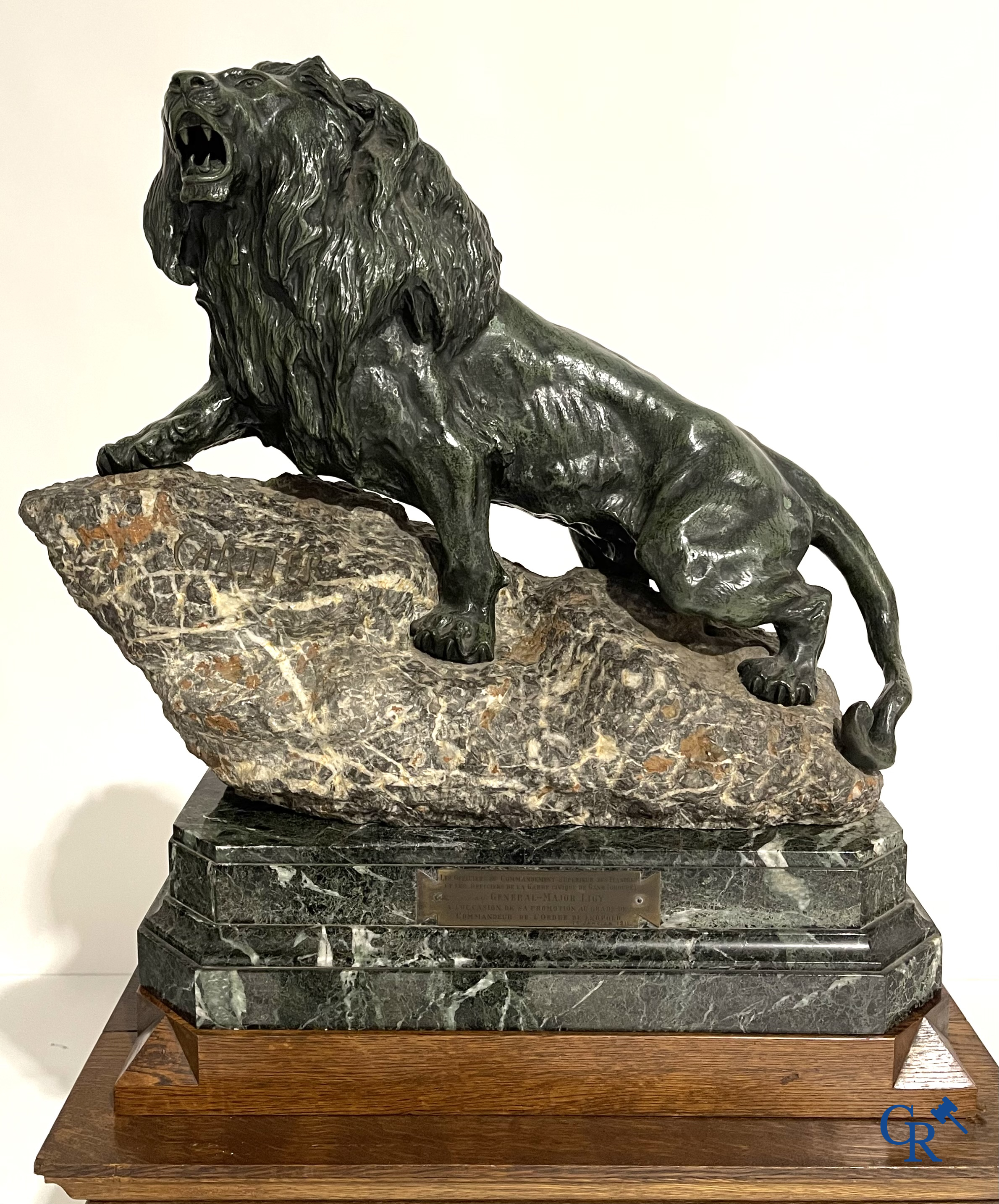 Thomas François Cartier (1879-1936) "Lion rugissant" Important groupe en bronze et pierre sur son socle en bois.