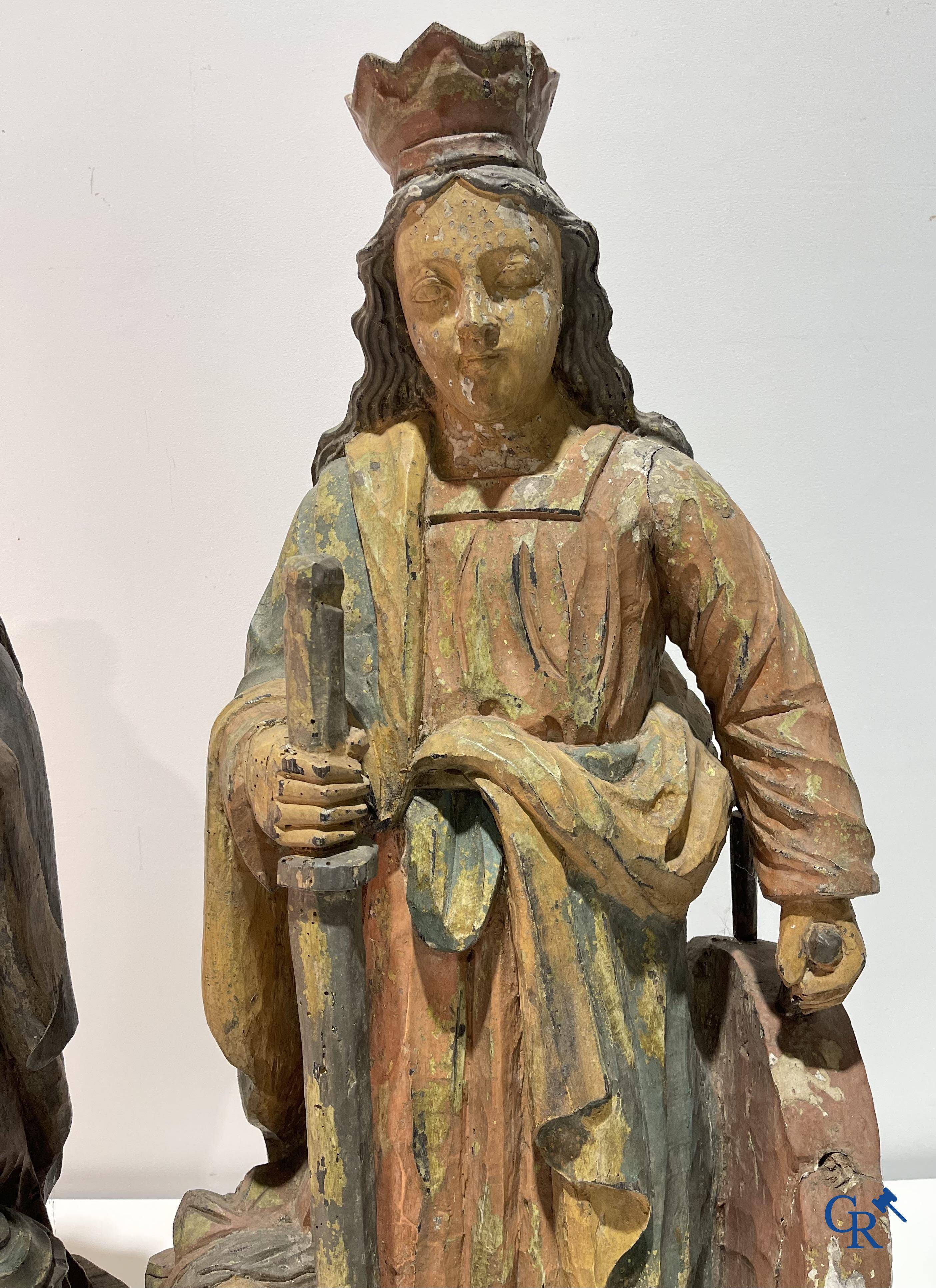 Religieuze objecten, 2 houtgesculpteerde voorstellingen van St. Catharina met het hoofd van keizer Maxentius.