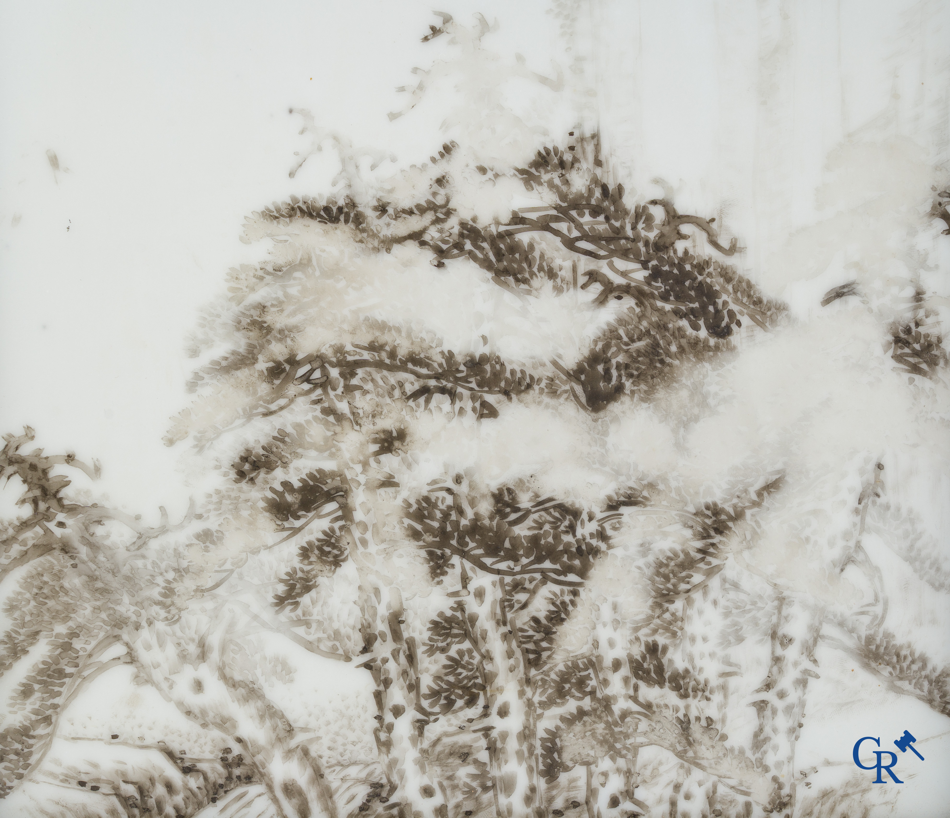 Aziatica. een grote Chinese porseleinen qianjang cai plakket. Gesigneerd. Met oud label van Galerie Stampaert te Gent.