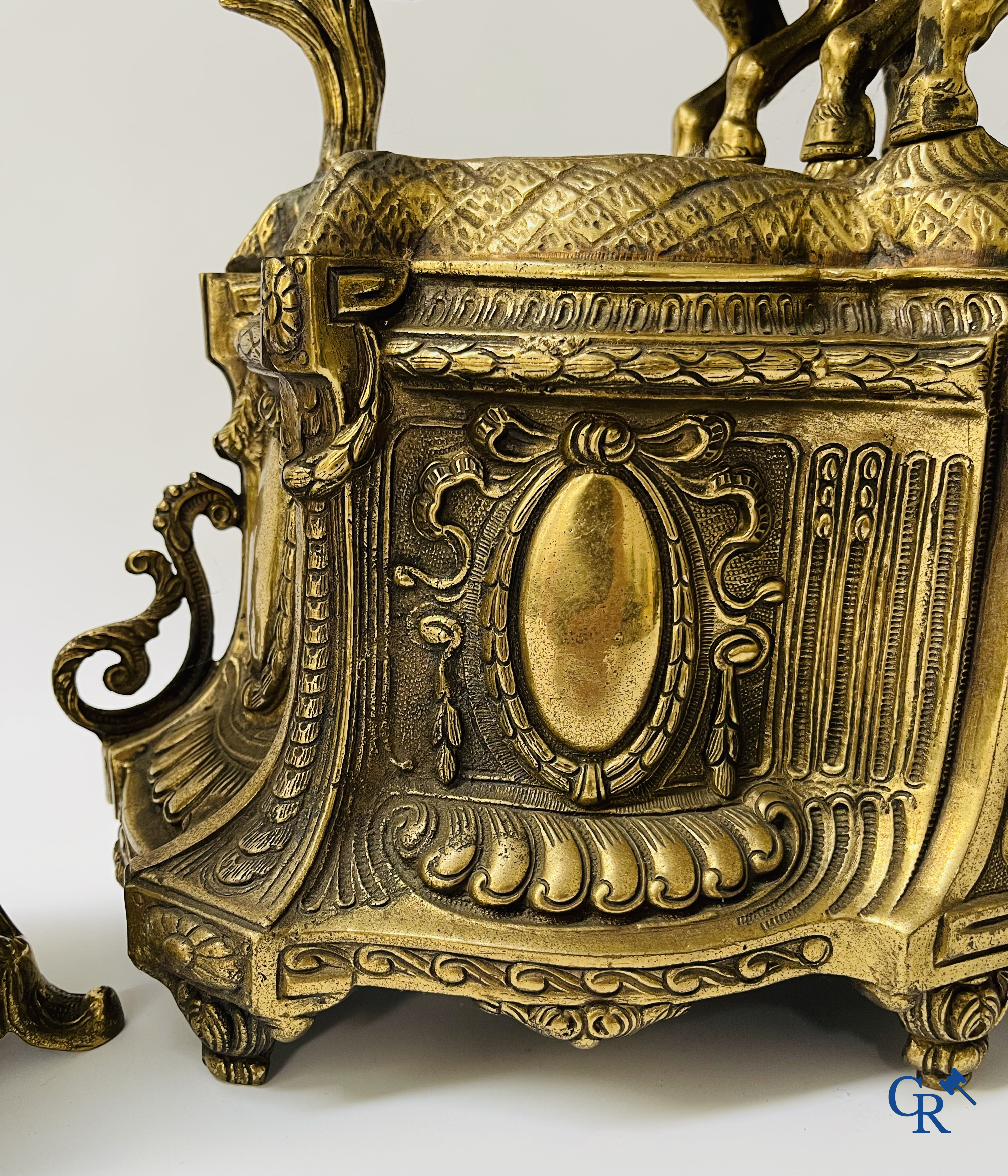 Grande garniture de cheminée en bronze. "Chariot". 20ème siècle.