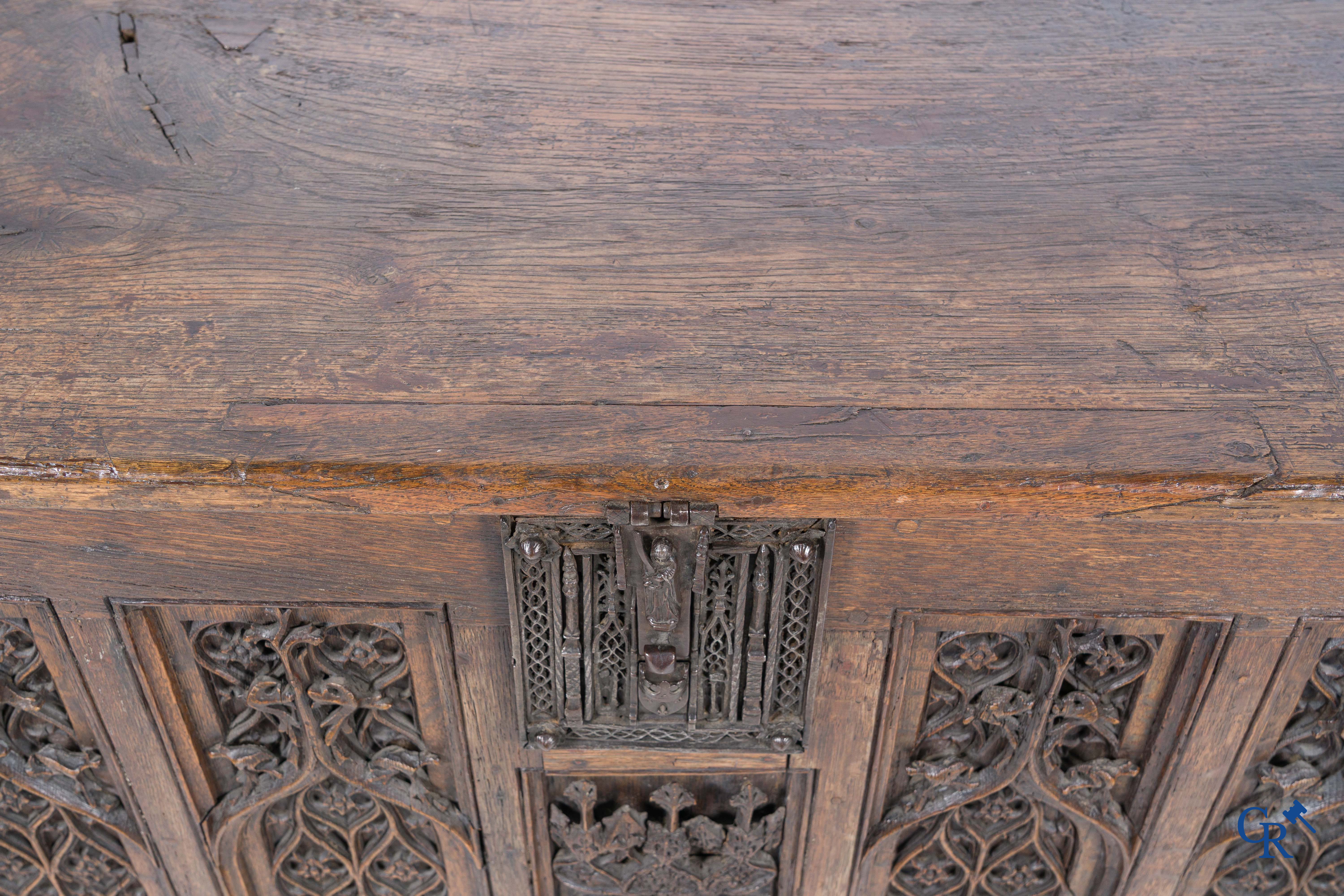 Gotiek. Een Gotische eikenhouten gesculpteerde koffer met zijn slotwerk in smeedijzer. 2de helft 15e eeuw.
