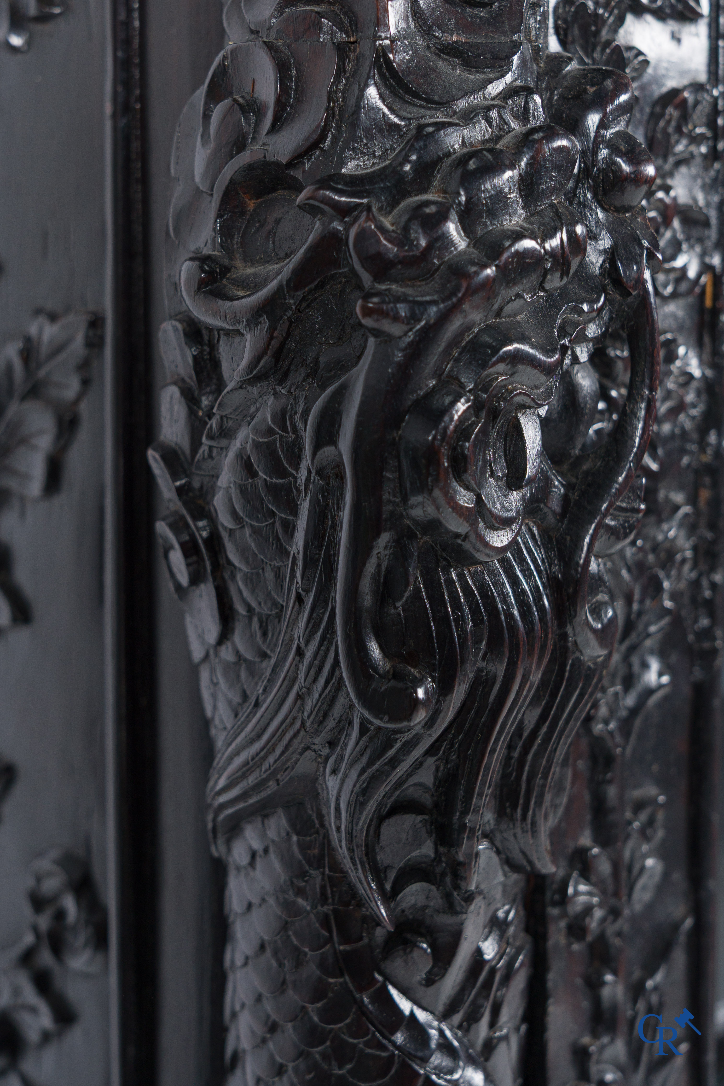 Aziatica, een 2-deurs vitrinekast in fijngesculpteerd Chinees hardhout. 19e eeuw.