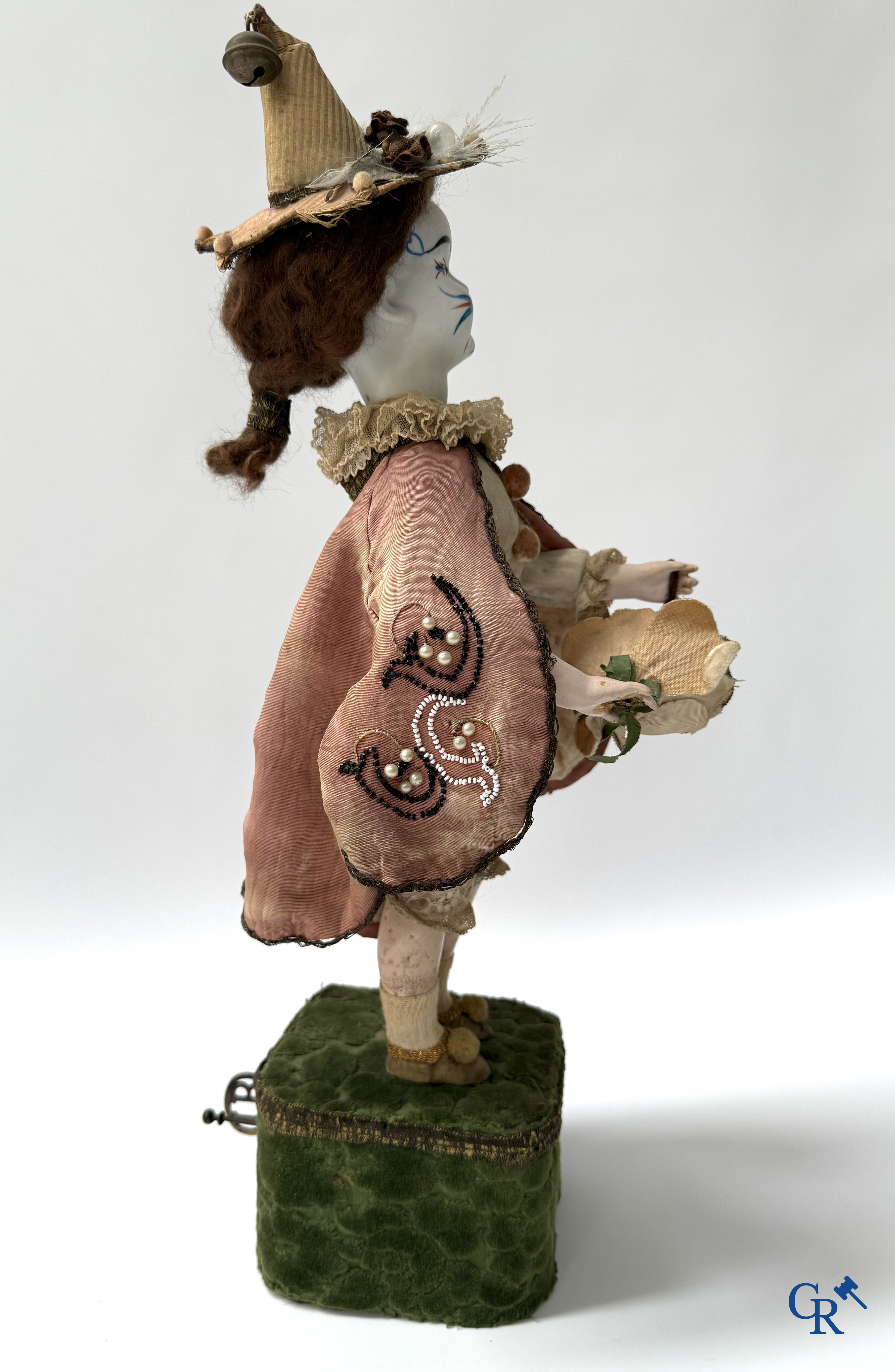Lambert, Automaat. Clown met bewegingsmechanisme, muziek en porselein hoofd. Circa 1900.