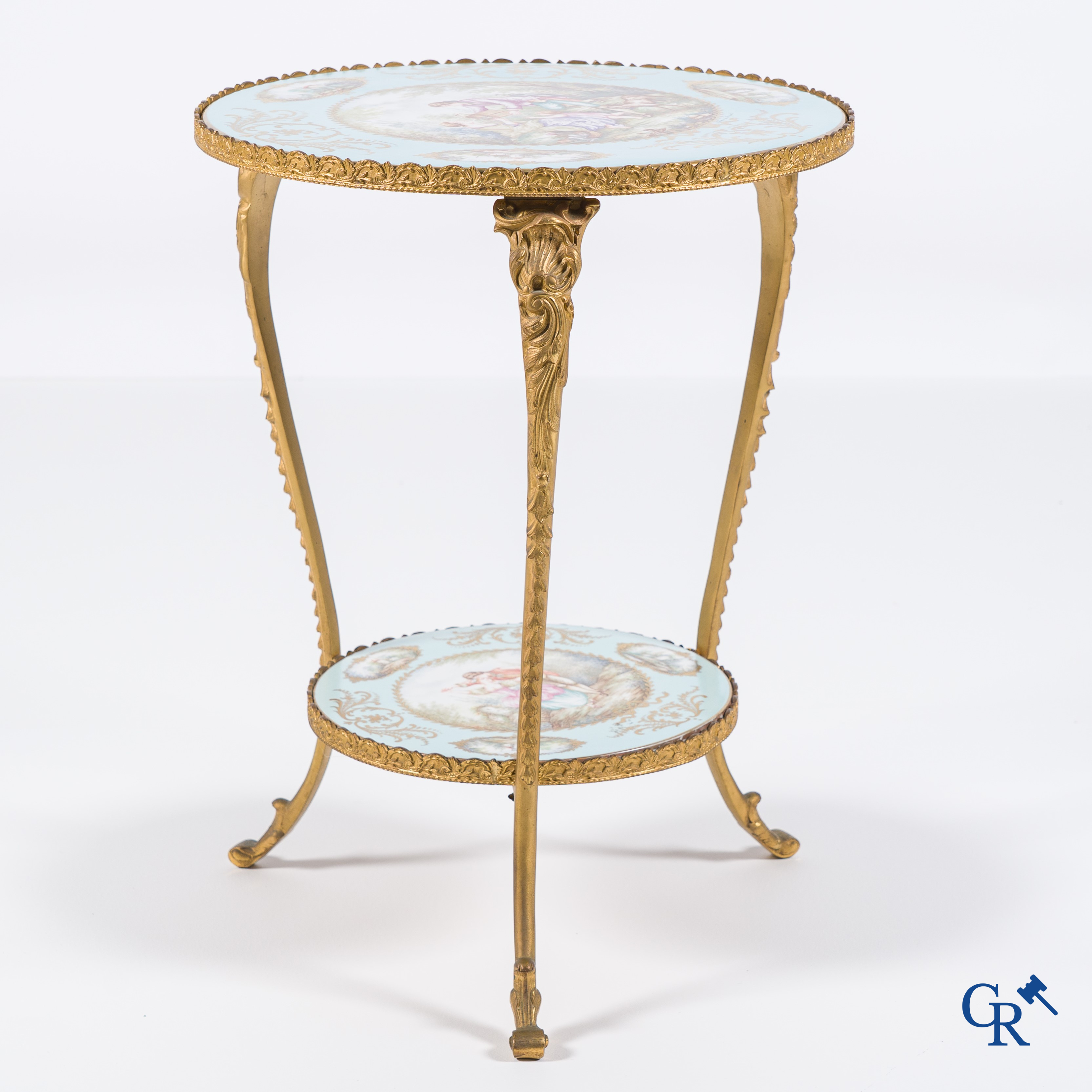 Porcelaine européenne: Limoges dans le goût de Sèvres. Table basse ronde en bronze et porcelaine signée M. Lebret.