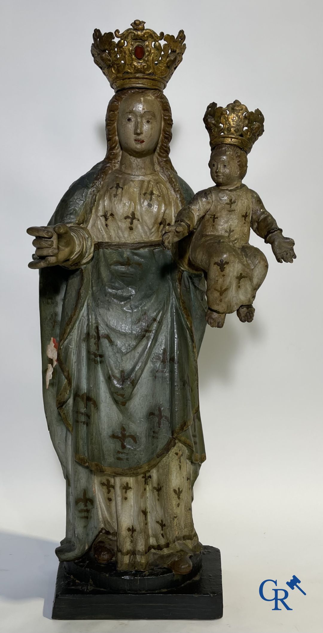 Sculpture Baroque en bois polychrome d'une Vierge à l'enfant. La couronne est incrustée d'une pierre semblable à de l'ambre.