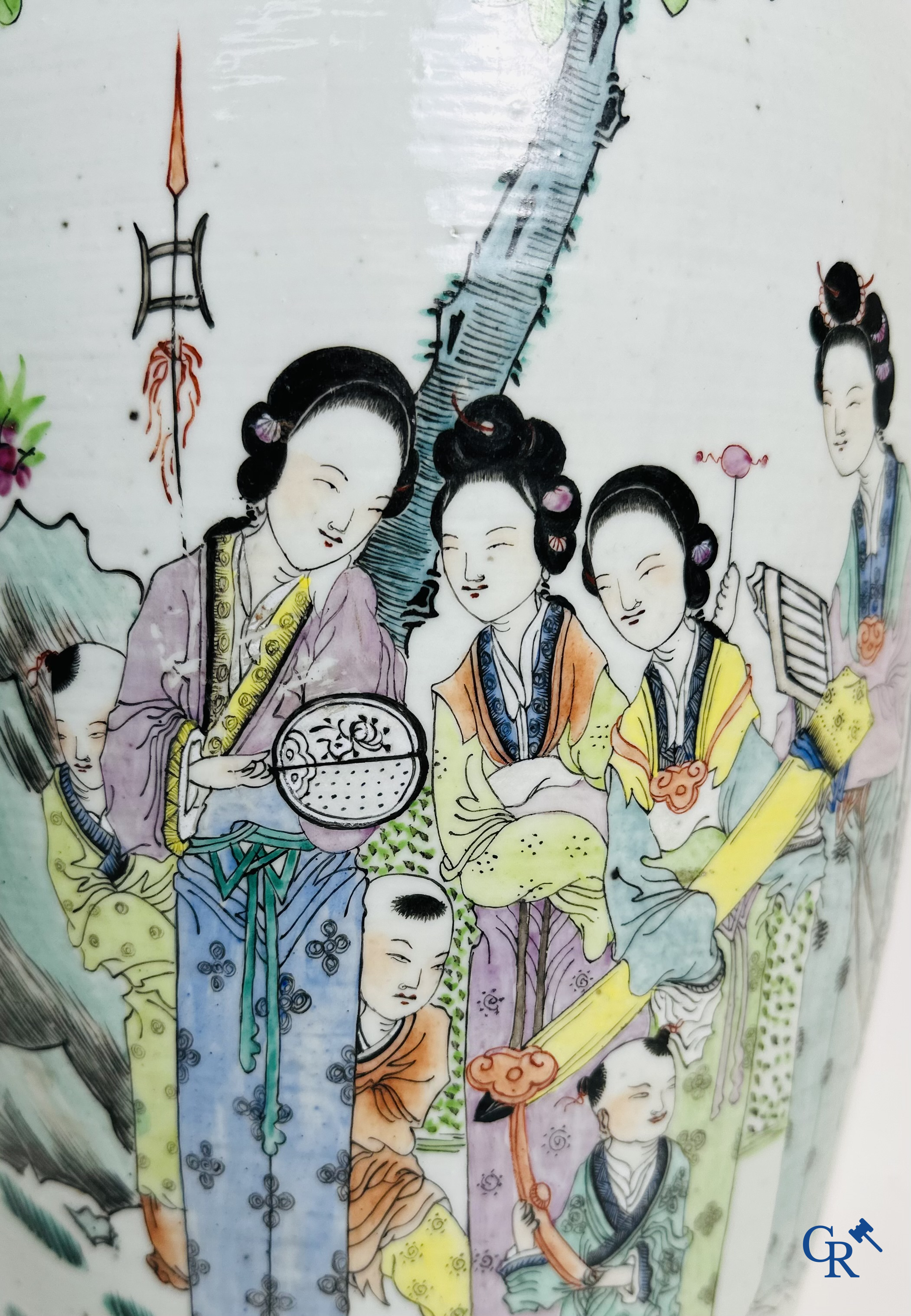 Porcelaine Chinoise: Vase Chinois à double décor de personnages et d'antiquités.