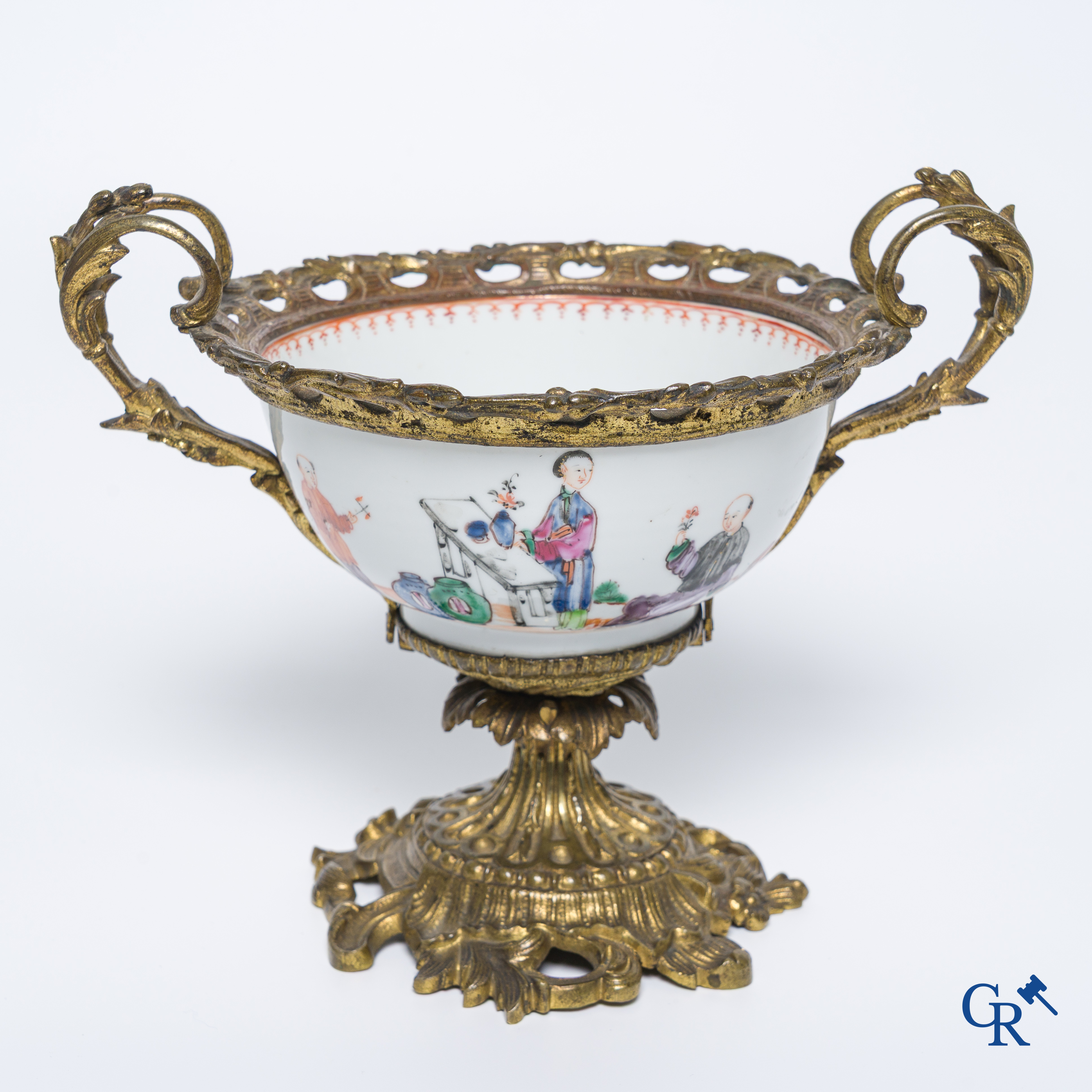 Porcelaine chinoise : Un bol en porcelaine de Chine d'exportation 18ème monté dans une monture en bronze doré.