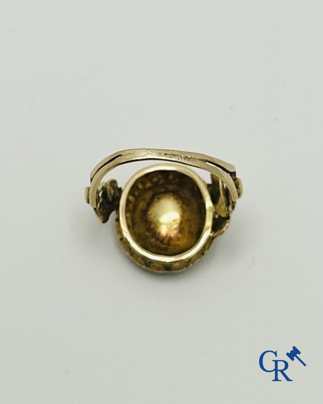 Juweel: Ring in goud 18K bezet met een grote diamant en 16 kleine diamantjes.