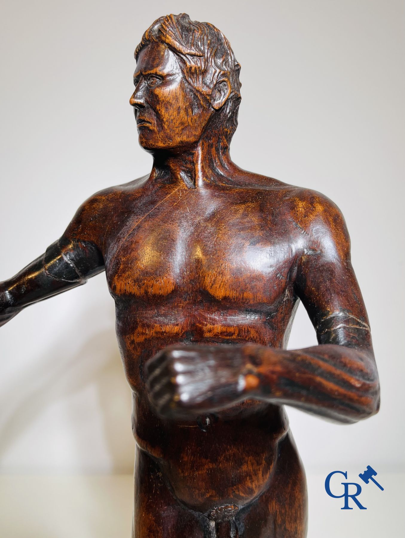 Un modèle d'un homme debout en bois sculpté. Allemagne ou Italie, XVIIIe-XIXe siècle.