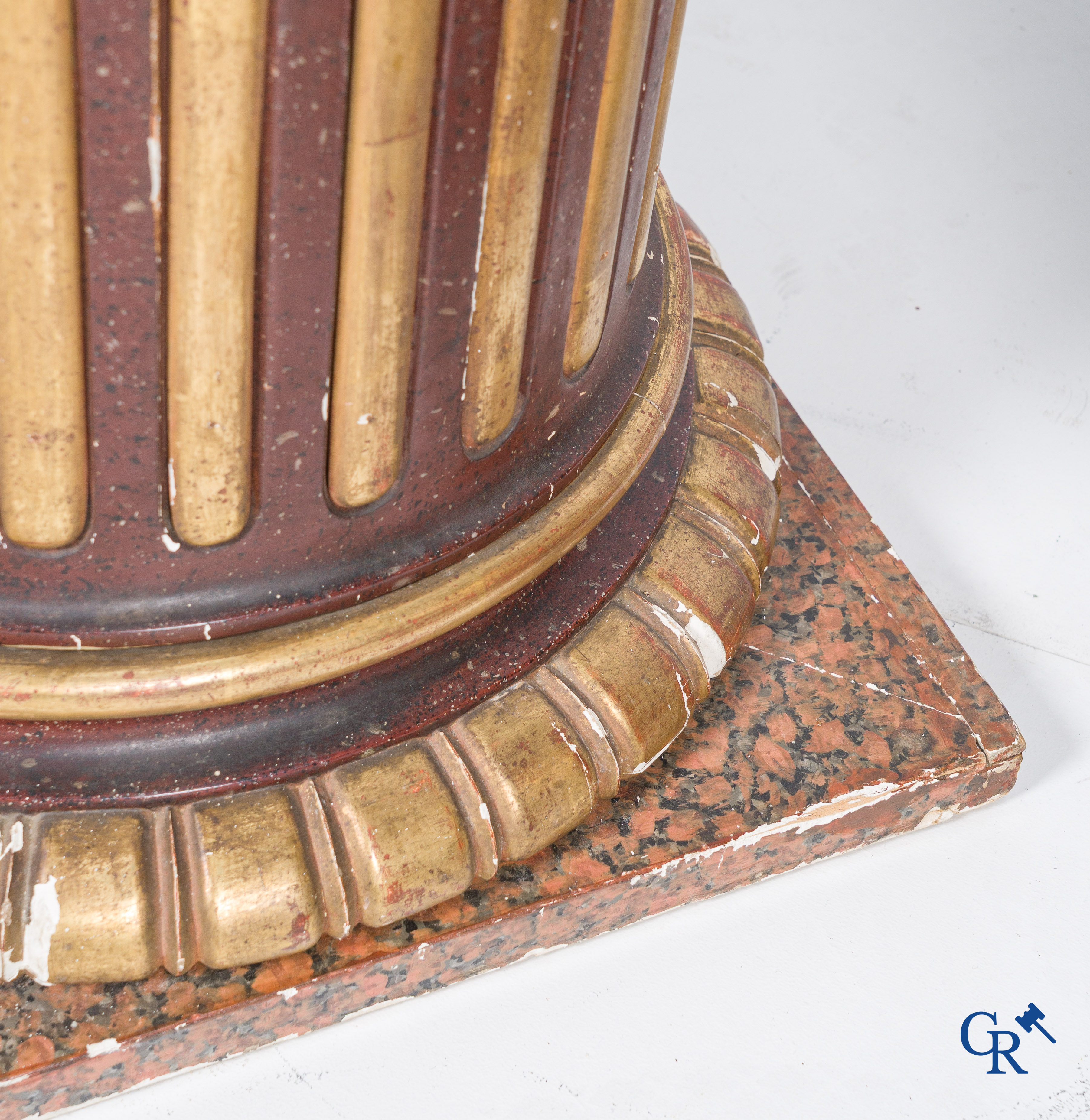 Een paar gecanneleerde, gepatineerde en vergulde hout gesculpteerde kolommen. 19e eeuw.