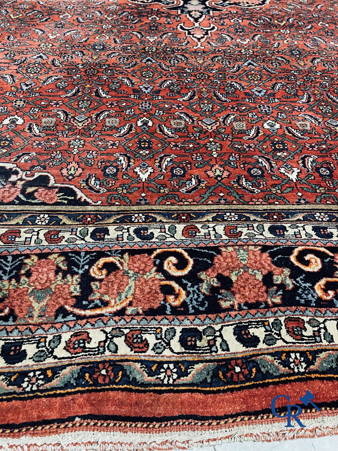 Tapis persan : Iran. Grand tapis Heriz.