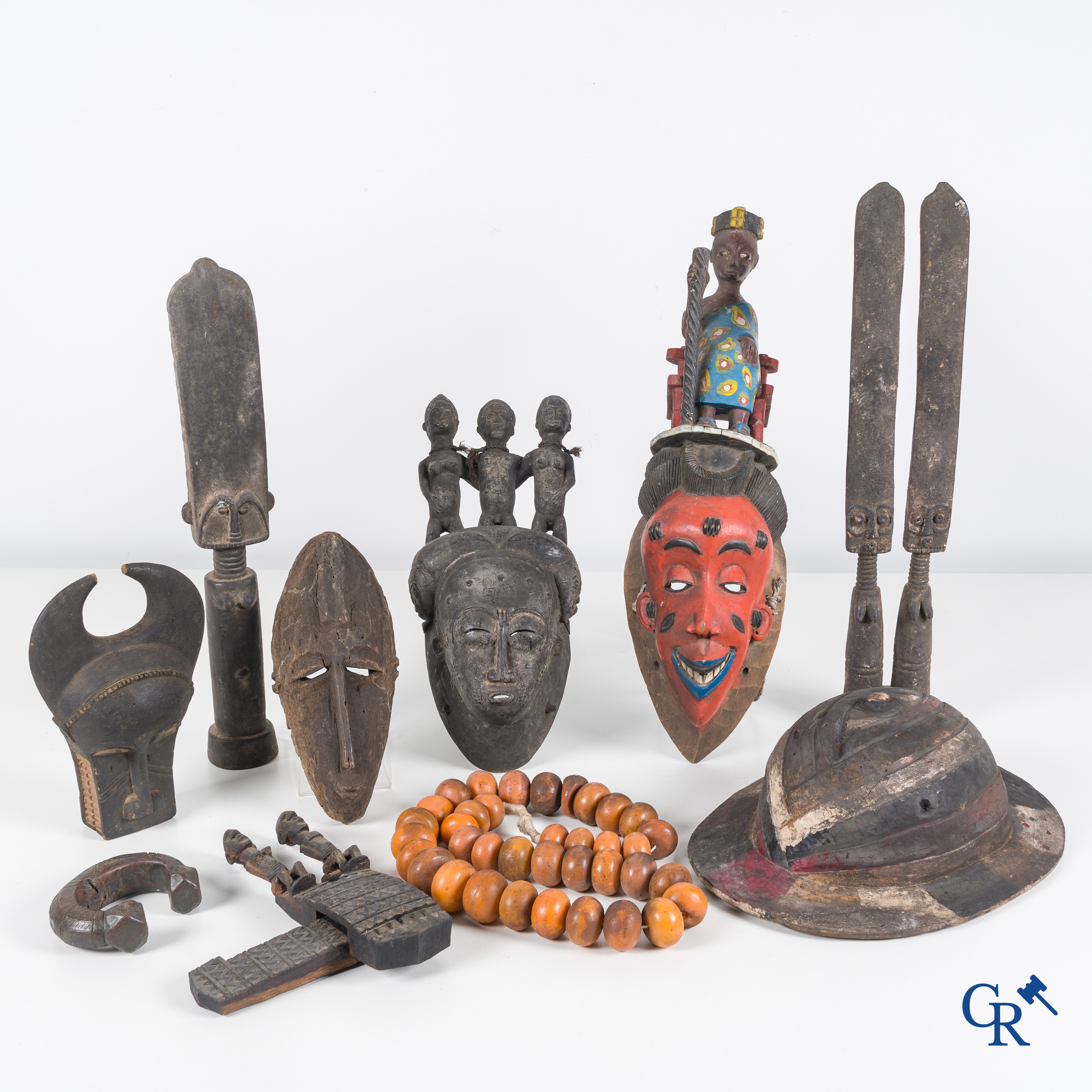 Art tribal, art primitif. Un lot avec des objets africains, masques, une bande d'esclaves en bronze, un collier et d'autres.