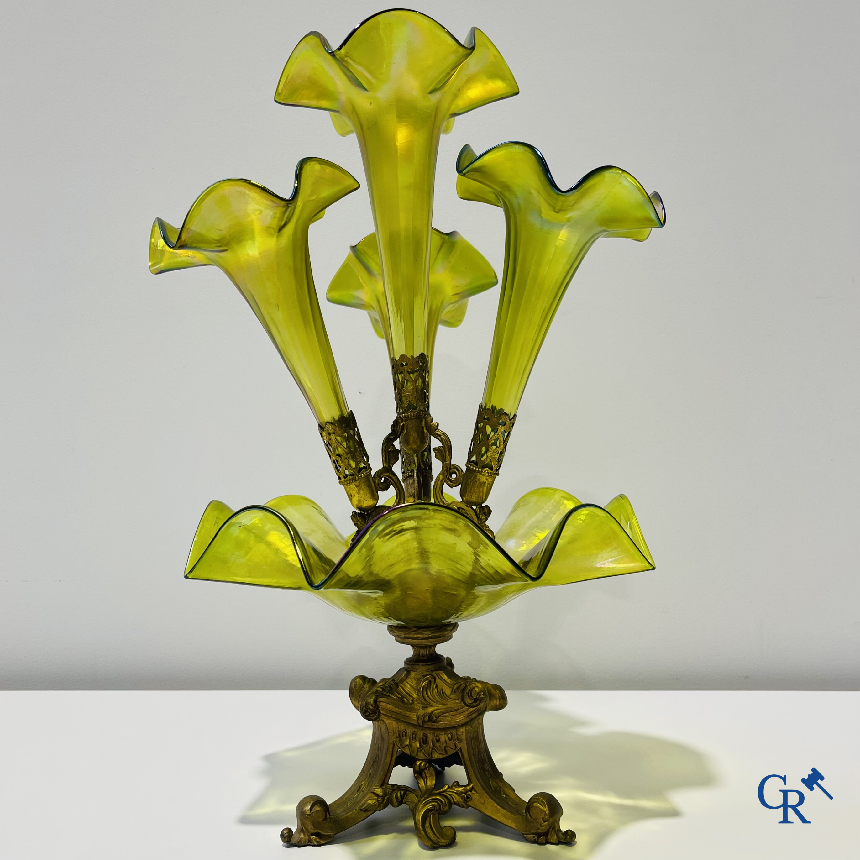 Table centerpiece "soliflore" with 4 tulipes and a central plate in the manner of Loetz. Period 1900.