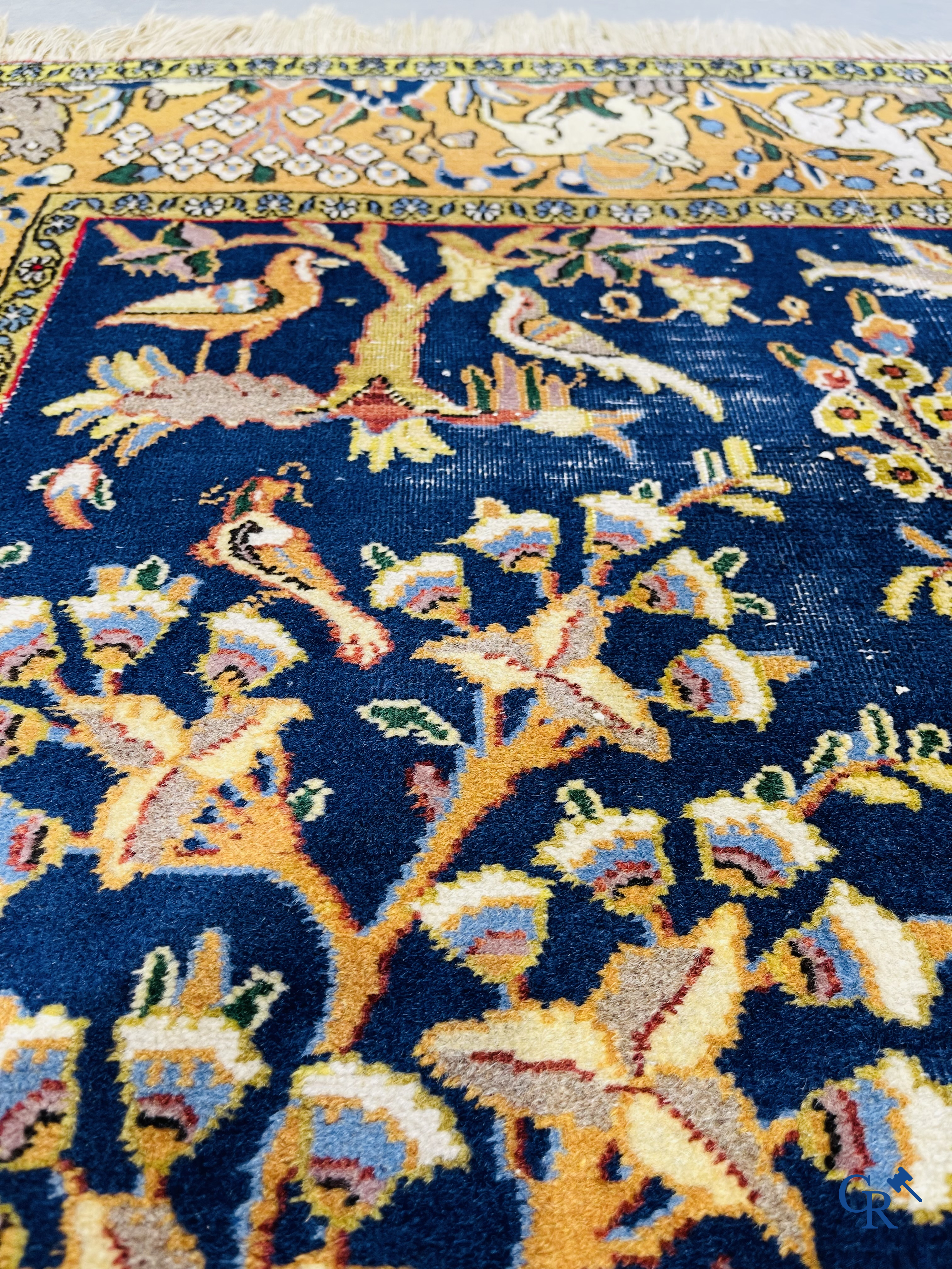 Tapis d'orient: Iran, tapis persan noué à la main avec un décor d'animaux de la forêt.