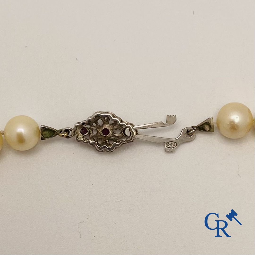 Jewel/Watches: Pearl necklace with clasp in white gold 18K and a women's pocket watch in gold 18K.