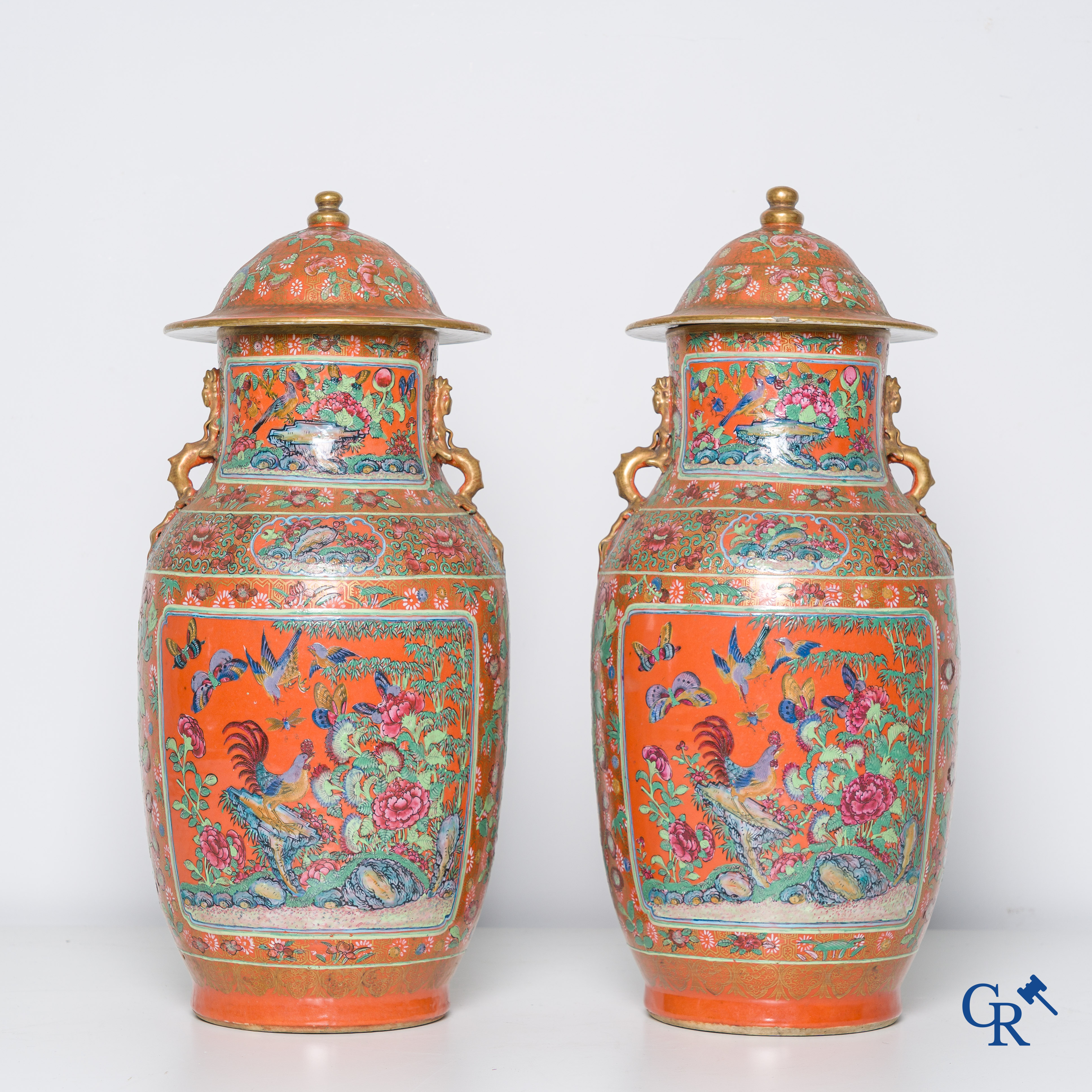 Asian Art, Chinese porcelain, a pair of Chinese Canton lid vases. 19th century.