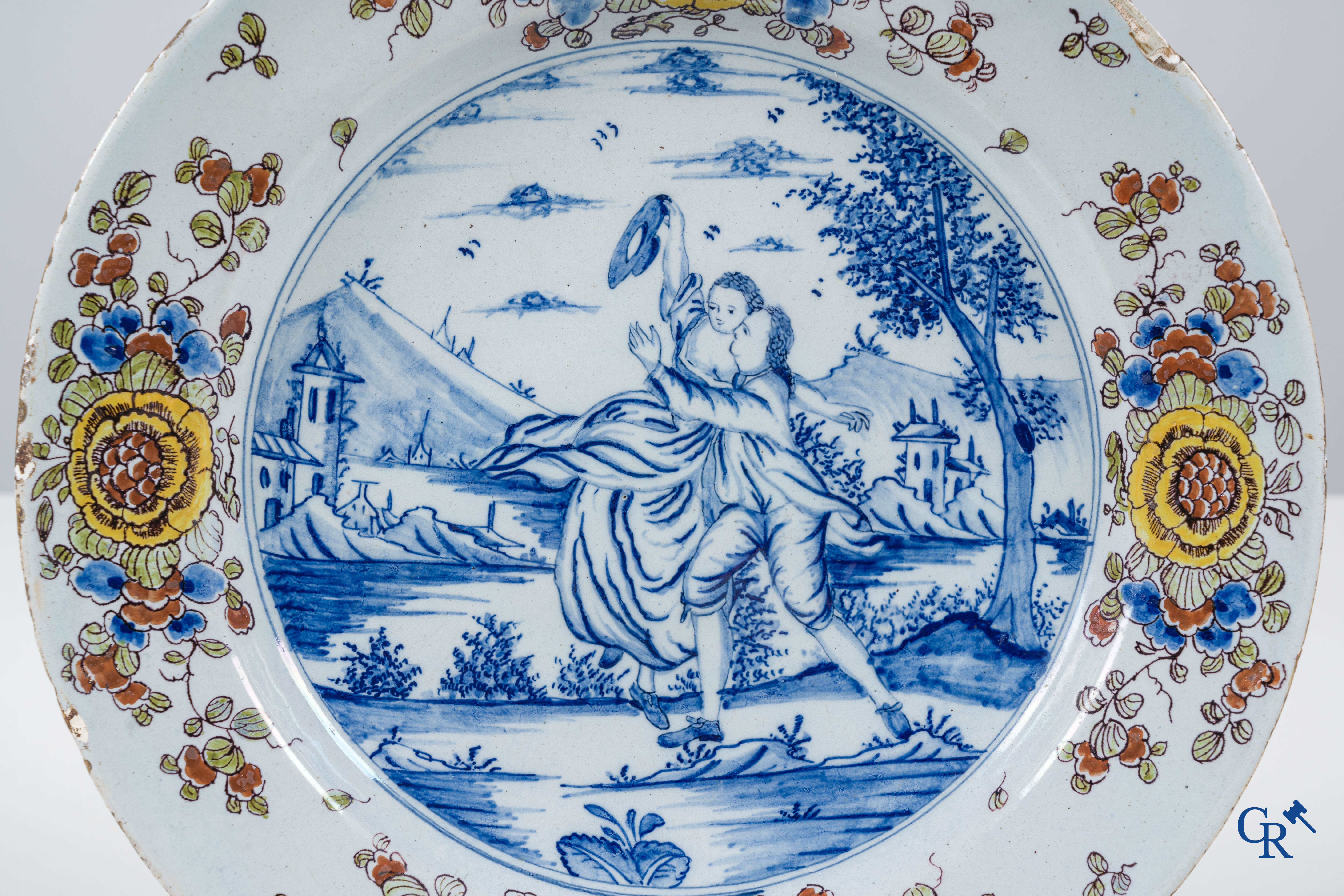 Delft, un grand plat avec une scène galante d'après un dessin de Joseph Wagner. XVIIIème siècle.