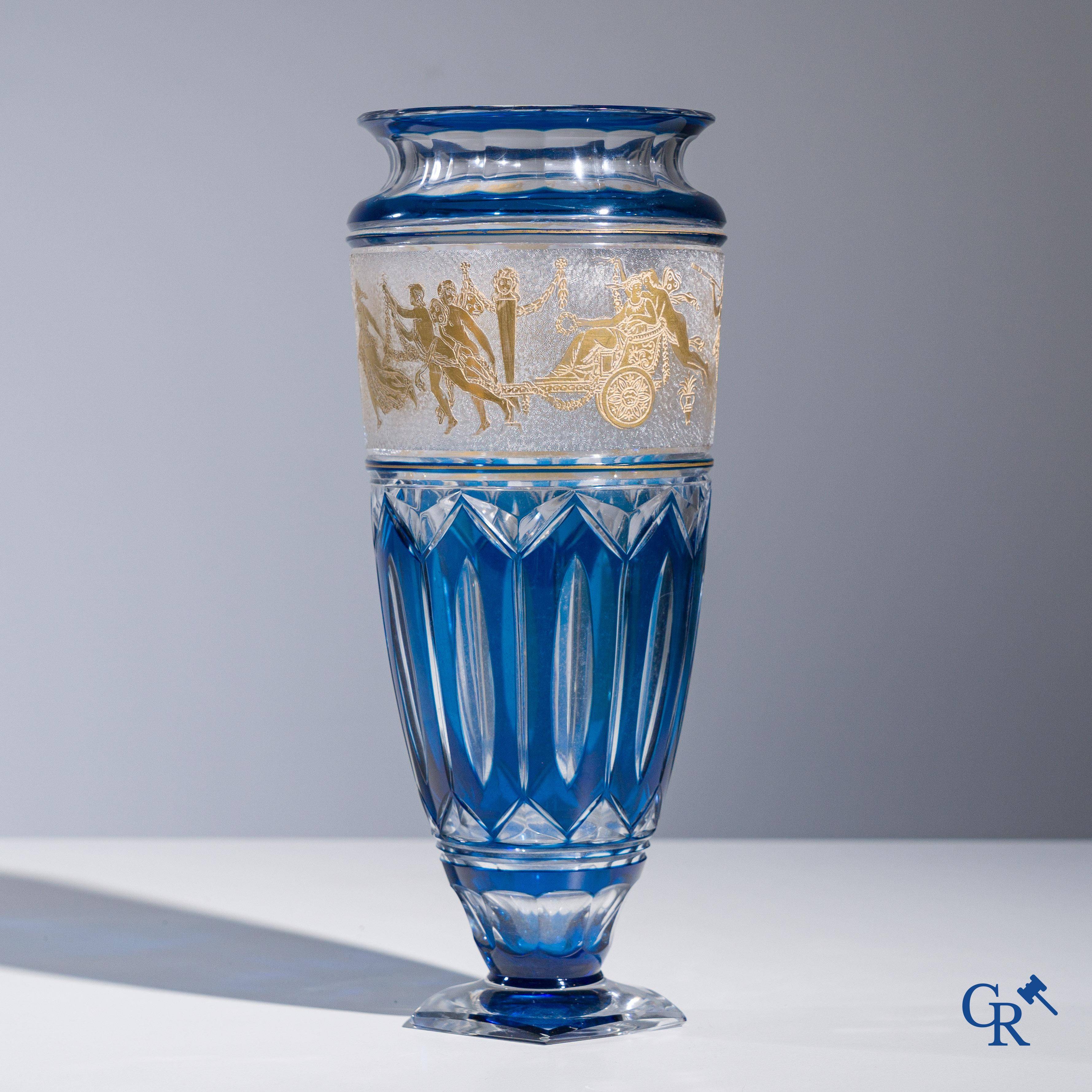 Val Saint Lambert: Léon Ledrut: Vase en cristal avec motif  "Danse de flore" sur fond bleu.