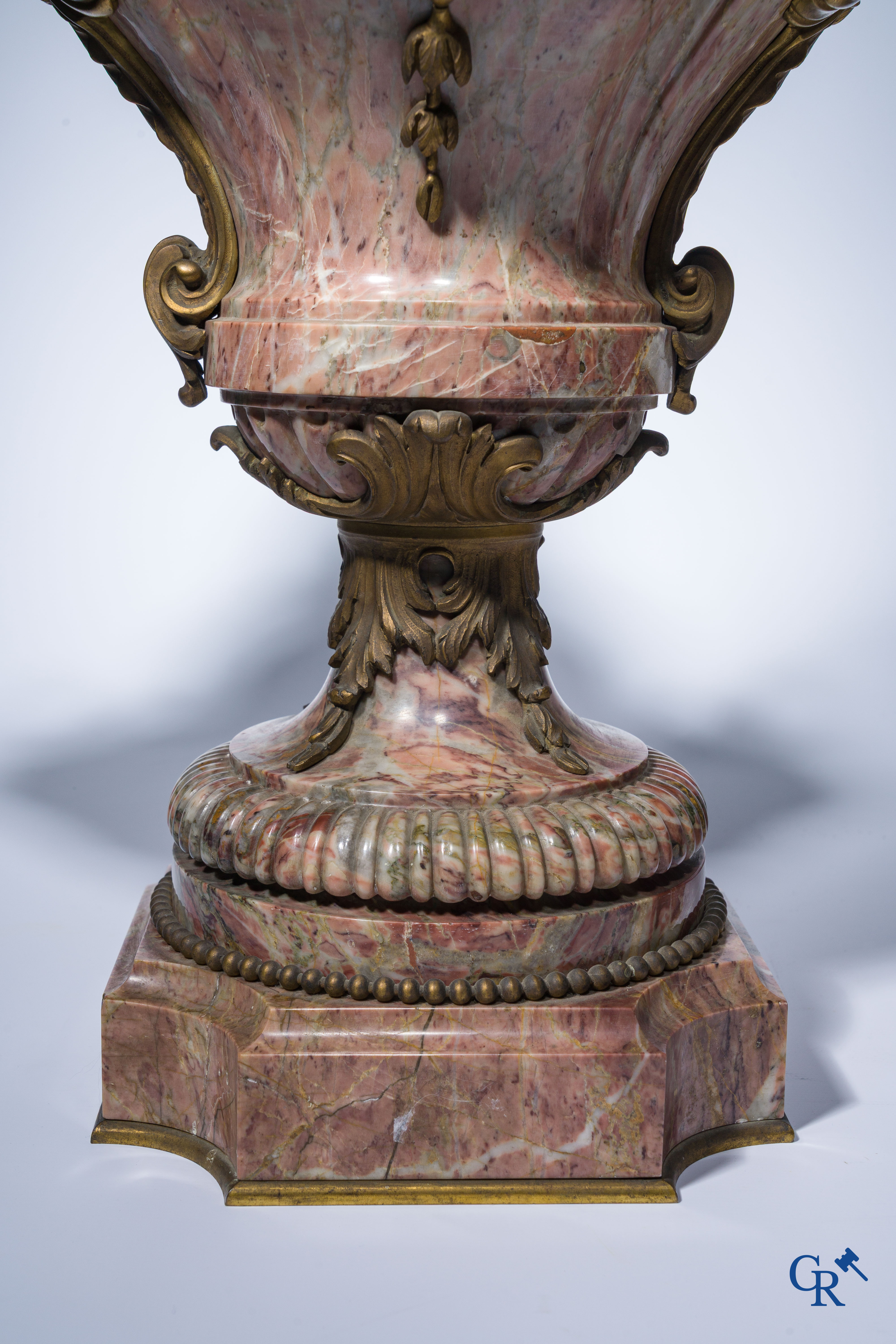 Uitzonderlijk paar cassolettes in fijn gesculpteerde marmer met bronzen monturen. LXVI-Stijl.