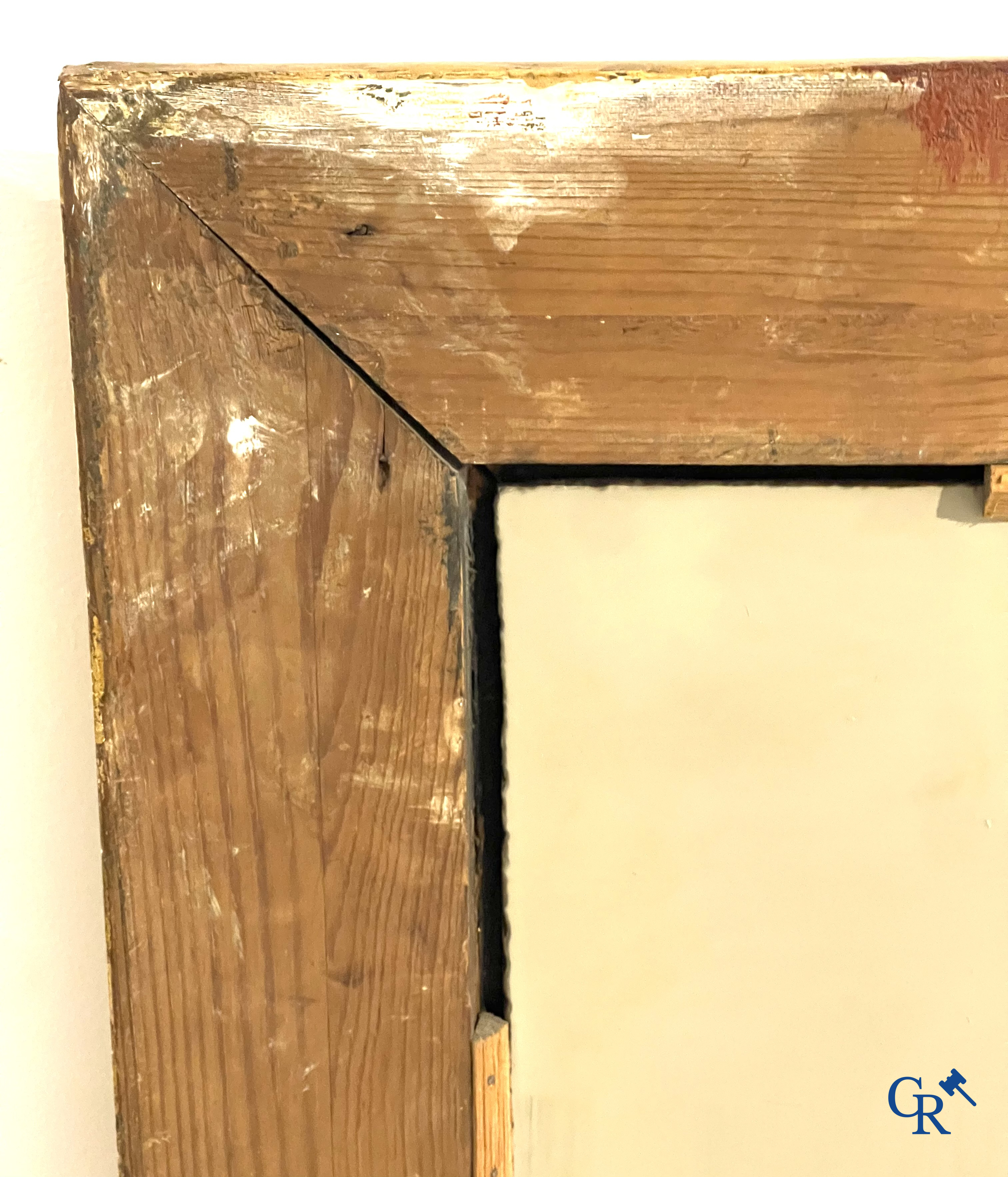 Un grand miroir de cheminée doré, style LXVI. Vers 1920.